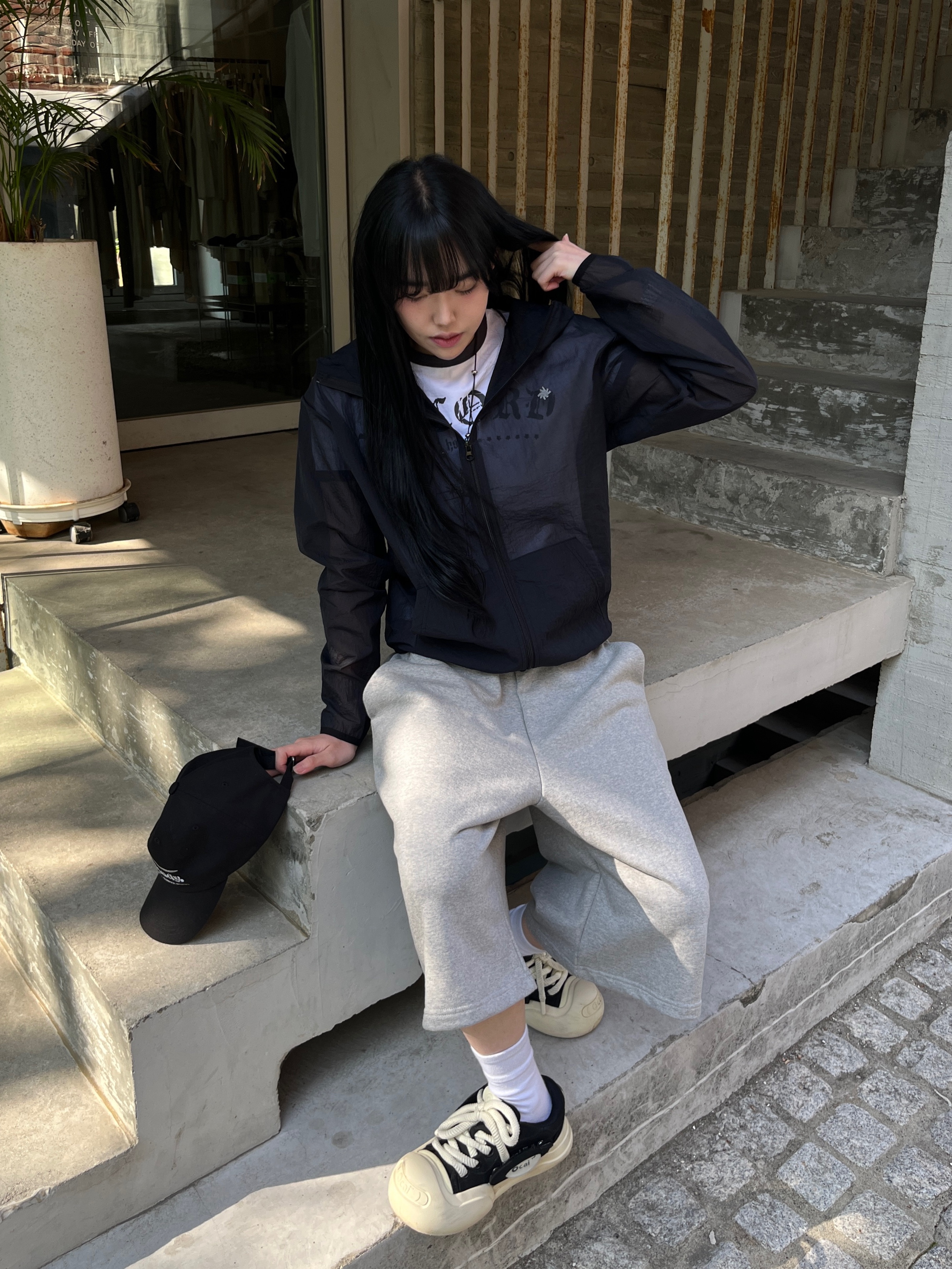 SLOW RECORD HOUSE Unisex Mesh Lightweight Jacket Black 착용 스타일 - 2