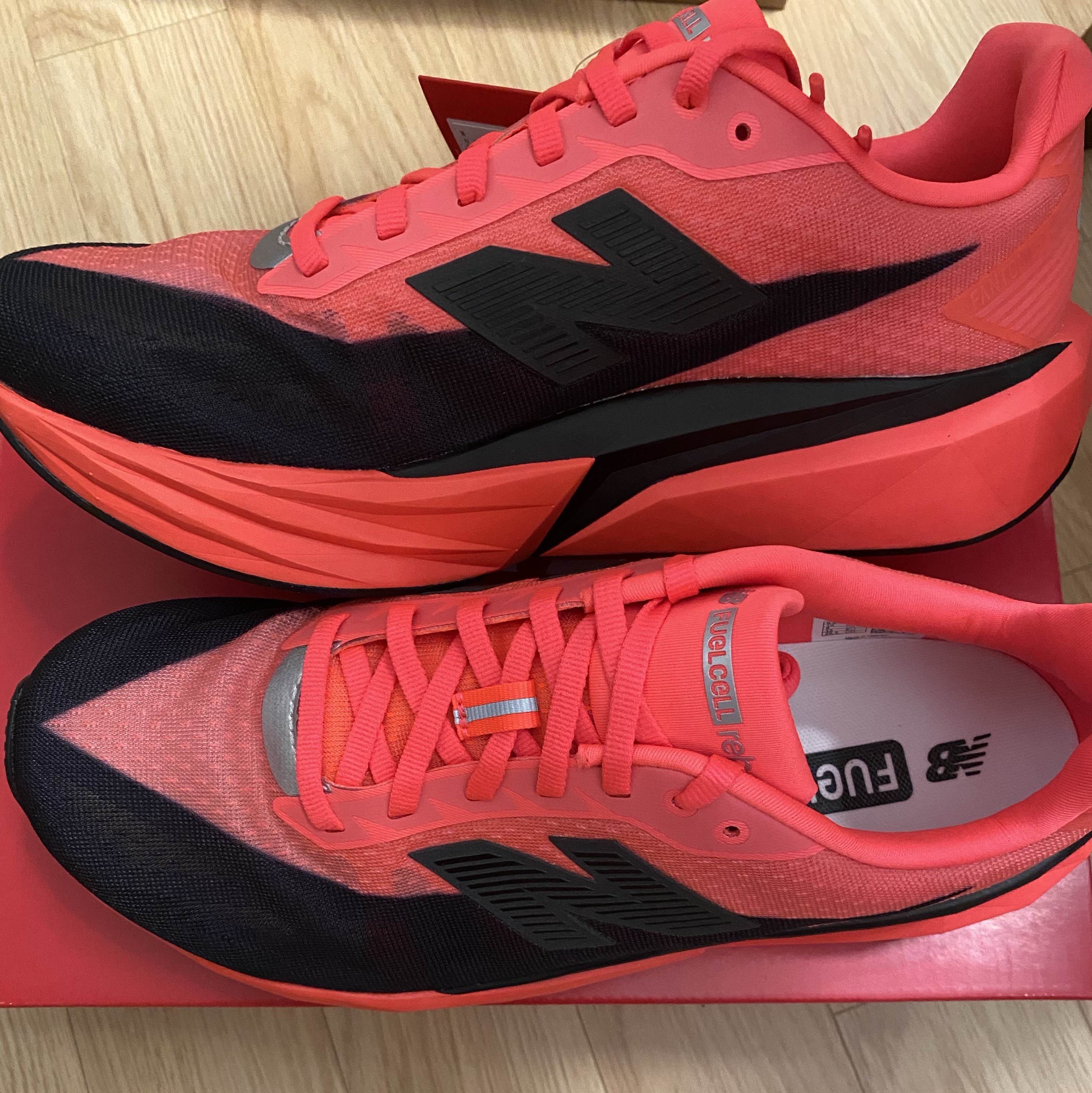 New Balance FuelCell Rebel v5 Urgent Red Black Silver Metallic - 2E Wide 착용 스타일