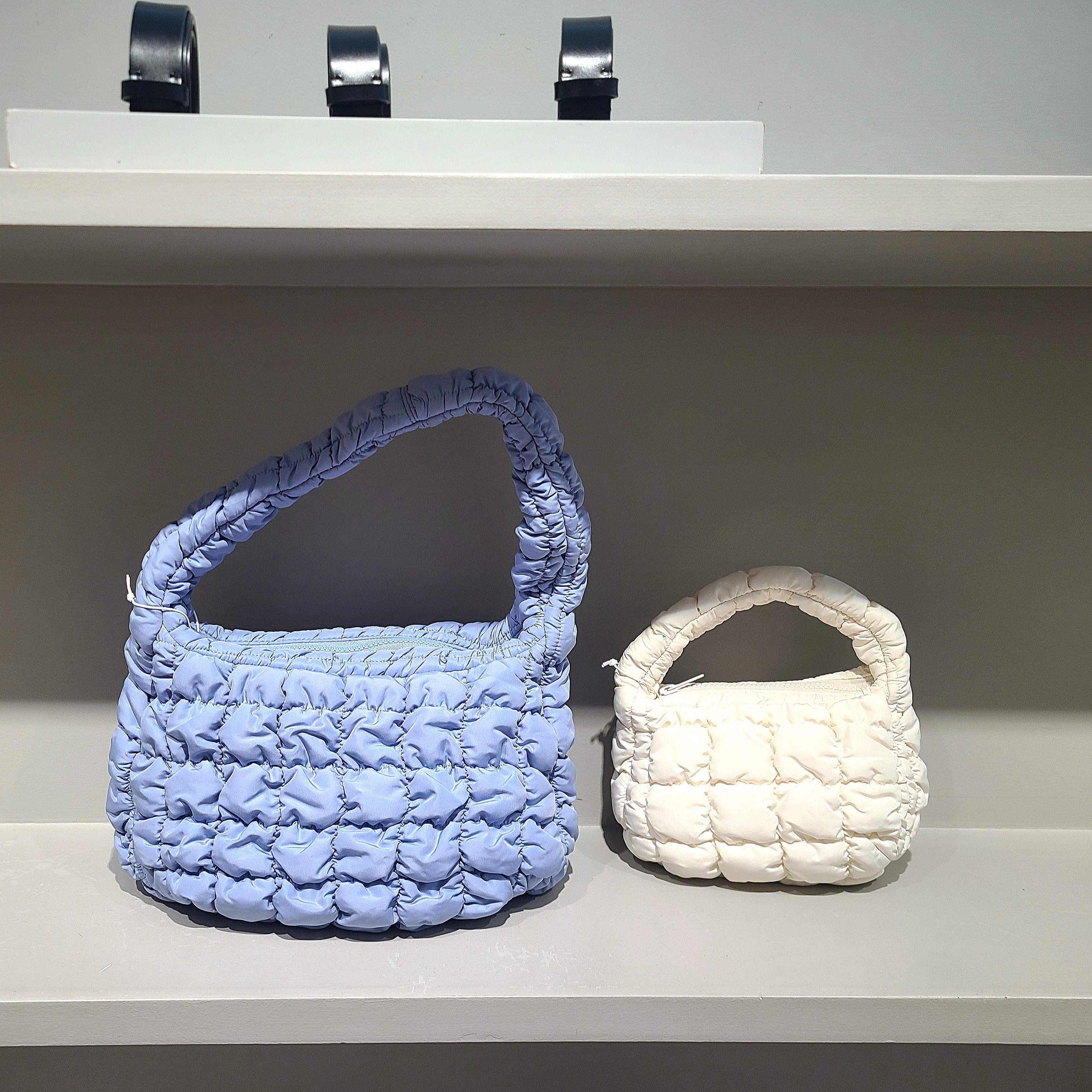 COS Quilted Pouch Bag Charm Light Blue, COS Quilted Micro Bag Blue 착용 스타일 - 3