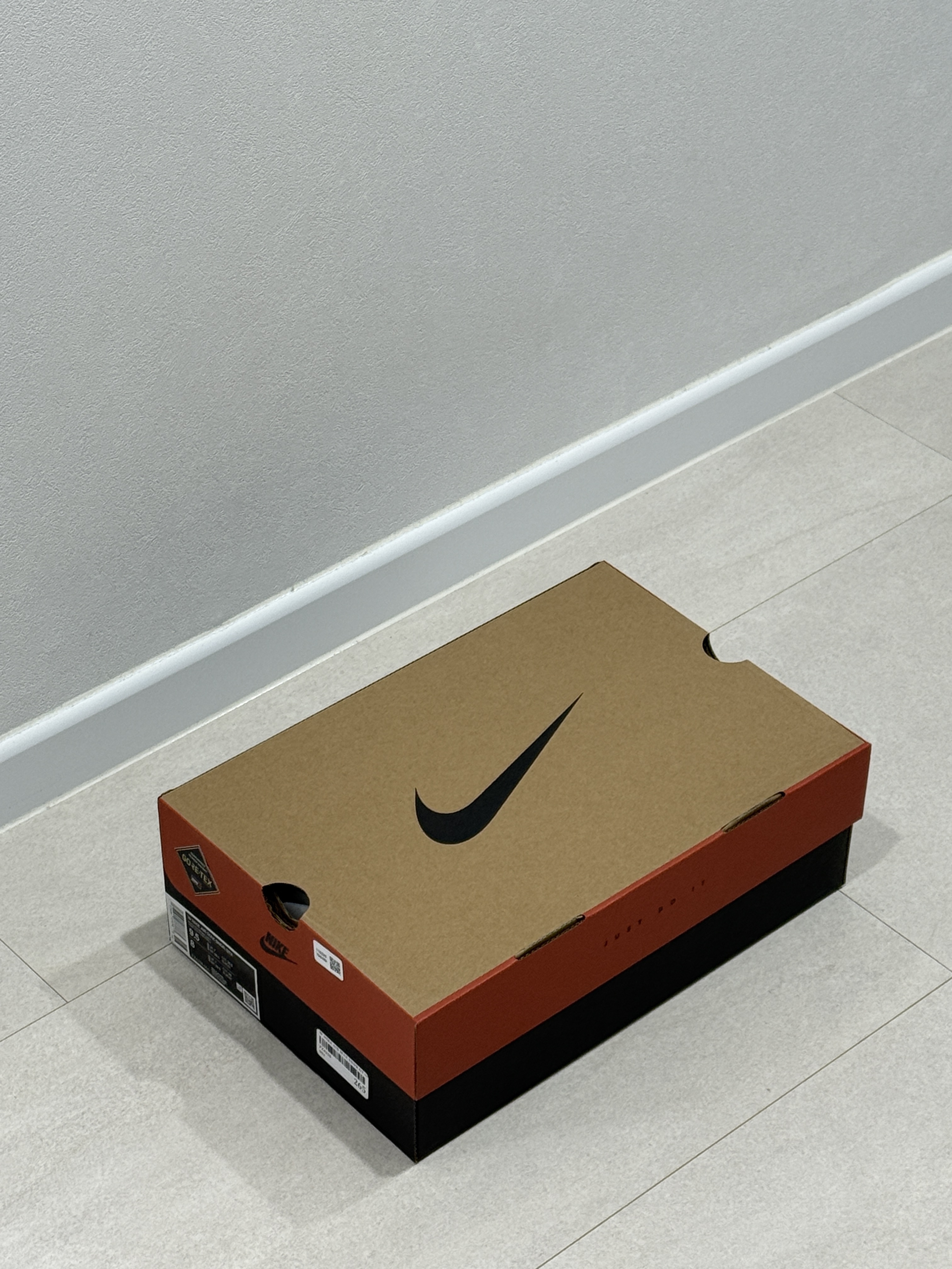 (W) Nike Air Max SNDR Gore-Tex Black and Dark Smoke Grey 착용 스타일 - 4