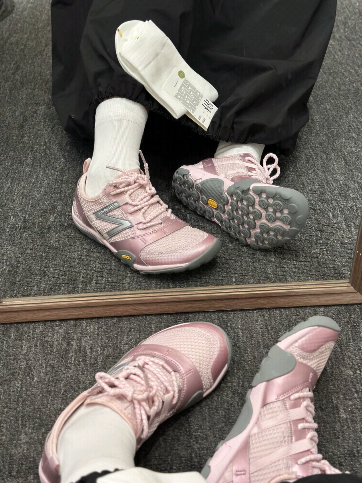 New Balance 204L Suede Mushroom Arid Stone, New Balance MT10O Rose Sugar Pink Taffy 착용 스타일 - 2