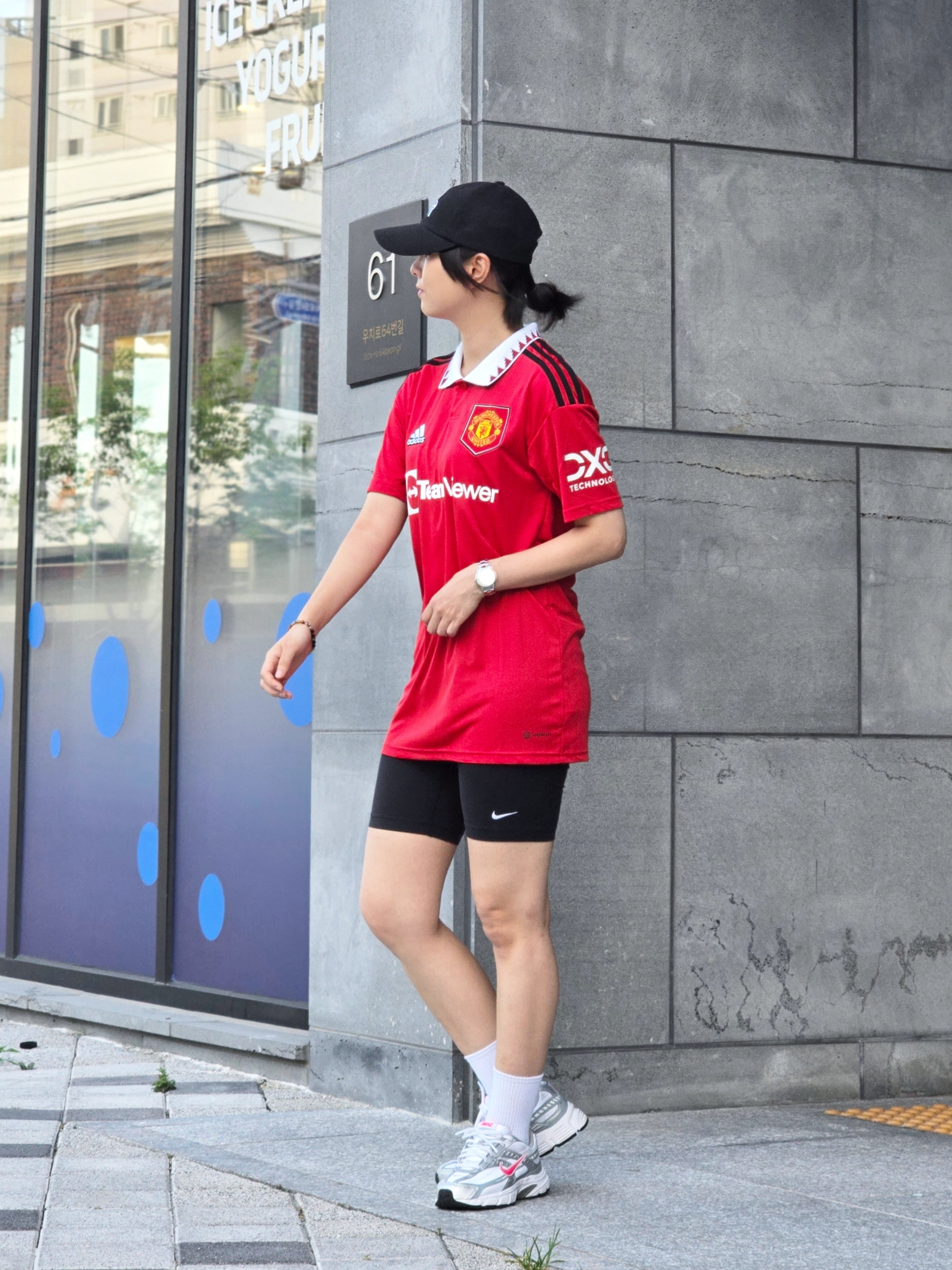 Adidas Manchester United 2022/23 Home Jersey Real Red - US Sizing (Non Marking Ver.), (W) Nike Essential Mid Rise Bike Shorts Black - Asia 착용 스타일 - 2