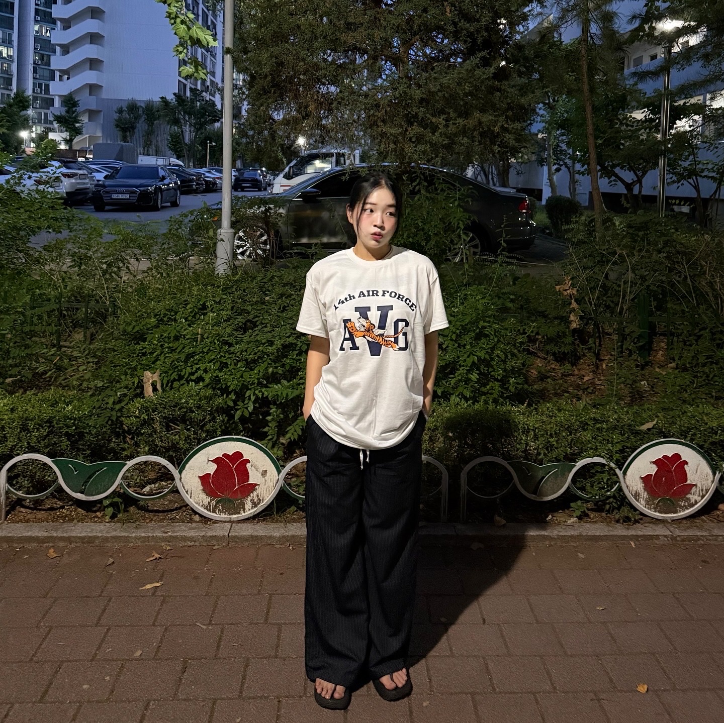 Gildan X American Collection AVG TIGER T-Shirt White, Gildan X American Collection AVG TIGER T-Shirt Black 착용 스타일 - 3