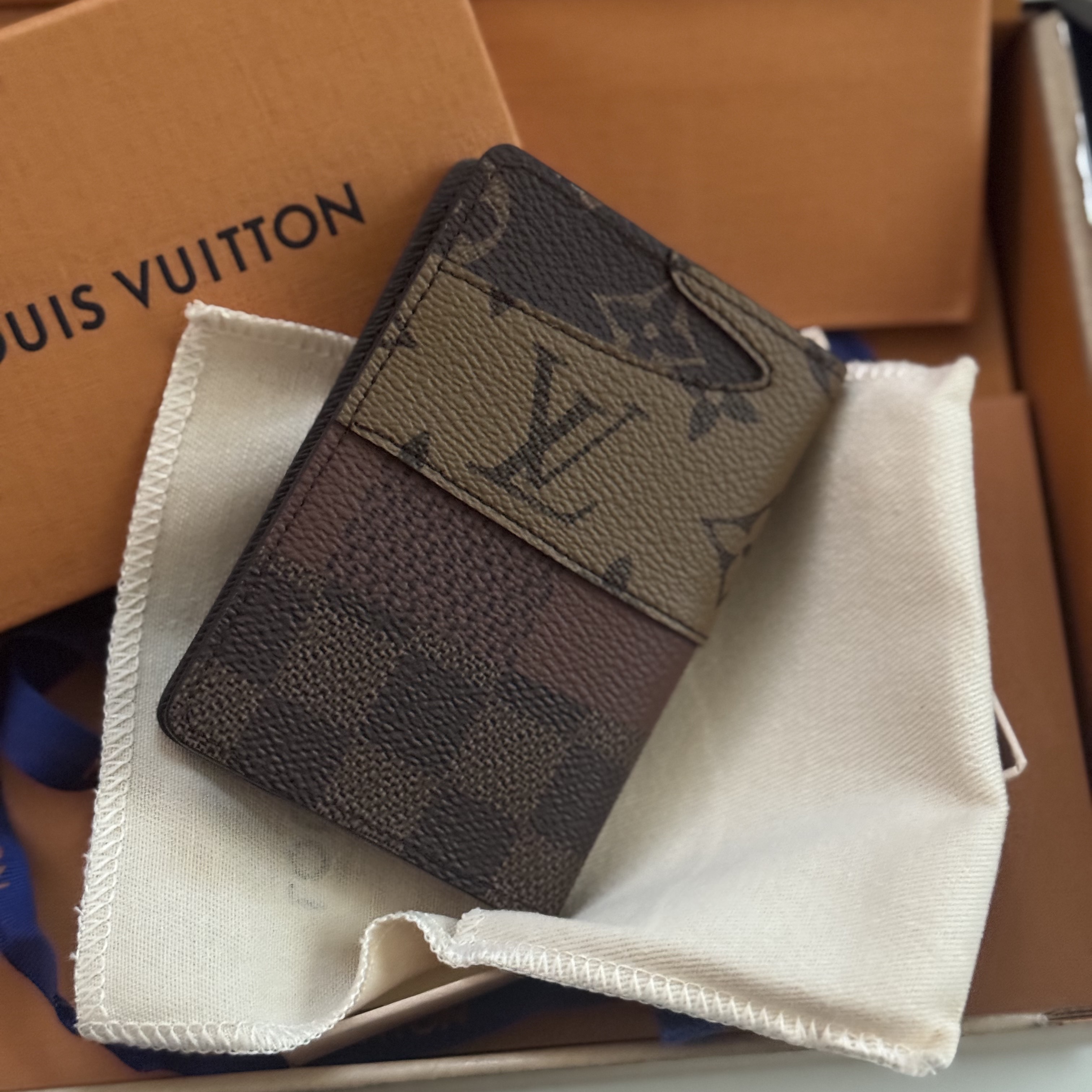 Louis Vuitton Pocket Organizer Brown 착용 스타일 - 2