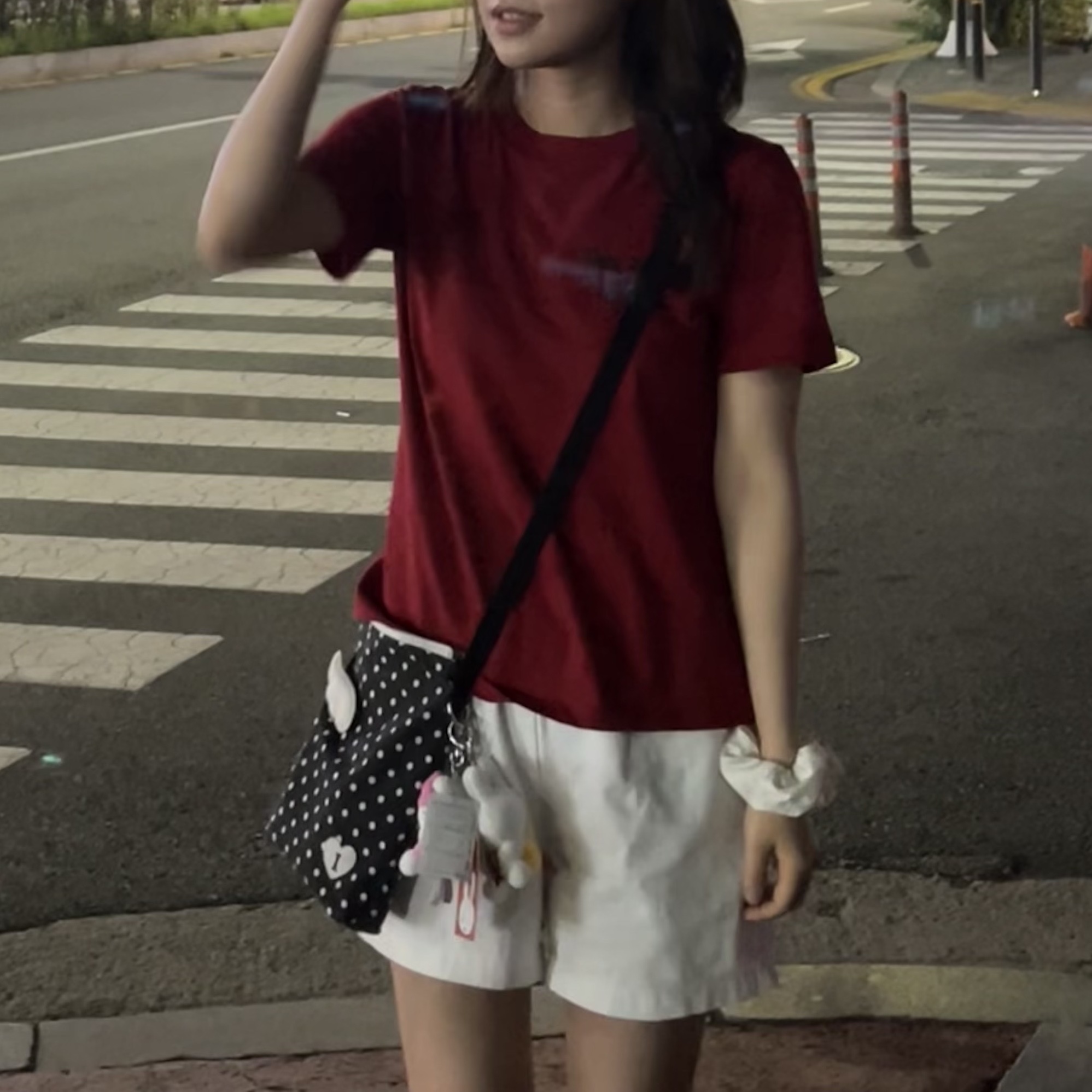 Isummerly Apple T-shirt Red, Isummerly Koi Cross Bag Black 착용 스타일