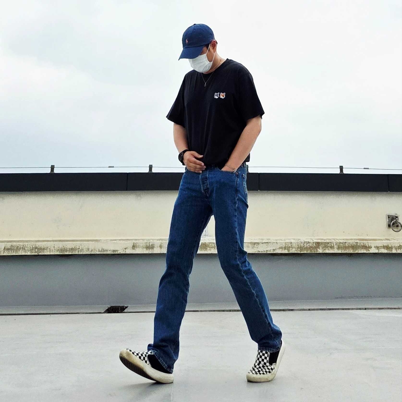 Vans Checkerboard Comfycush One Black, Maison Kitsune Double Fox Head Patch Classic T-Shirt Anthracite 착용 스타일 - 1