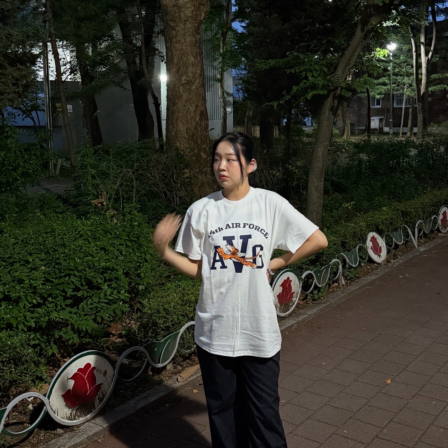 Gildan X American Collection AVG TIGER T-Shirt White, Gildan X American Collection AVG TIGER T-Shirt Black 착용 스타일 - 5