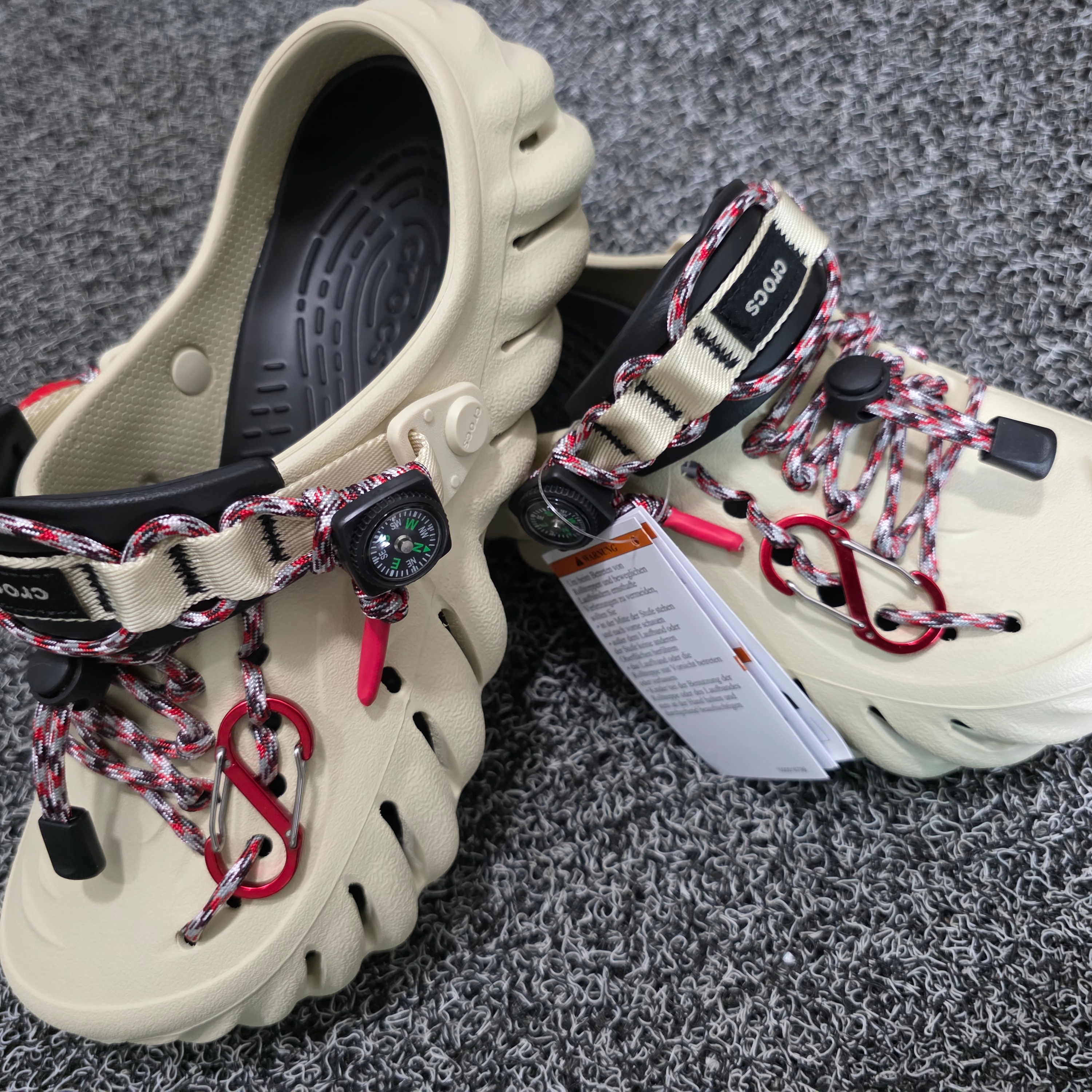 Crocs Echo Clog Bone Black 착용 스타일