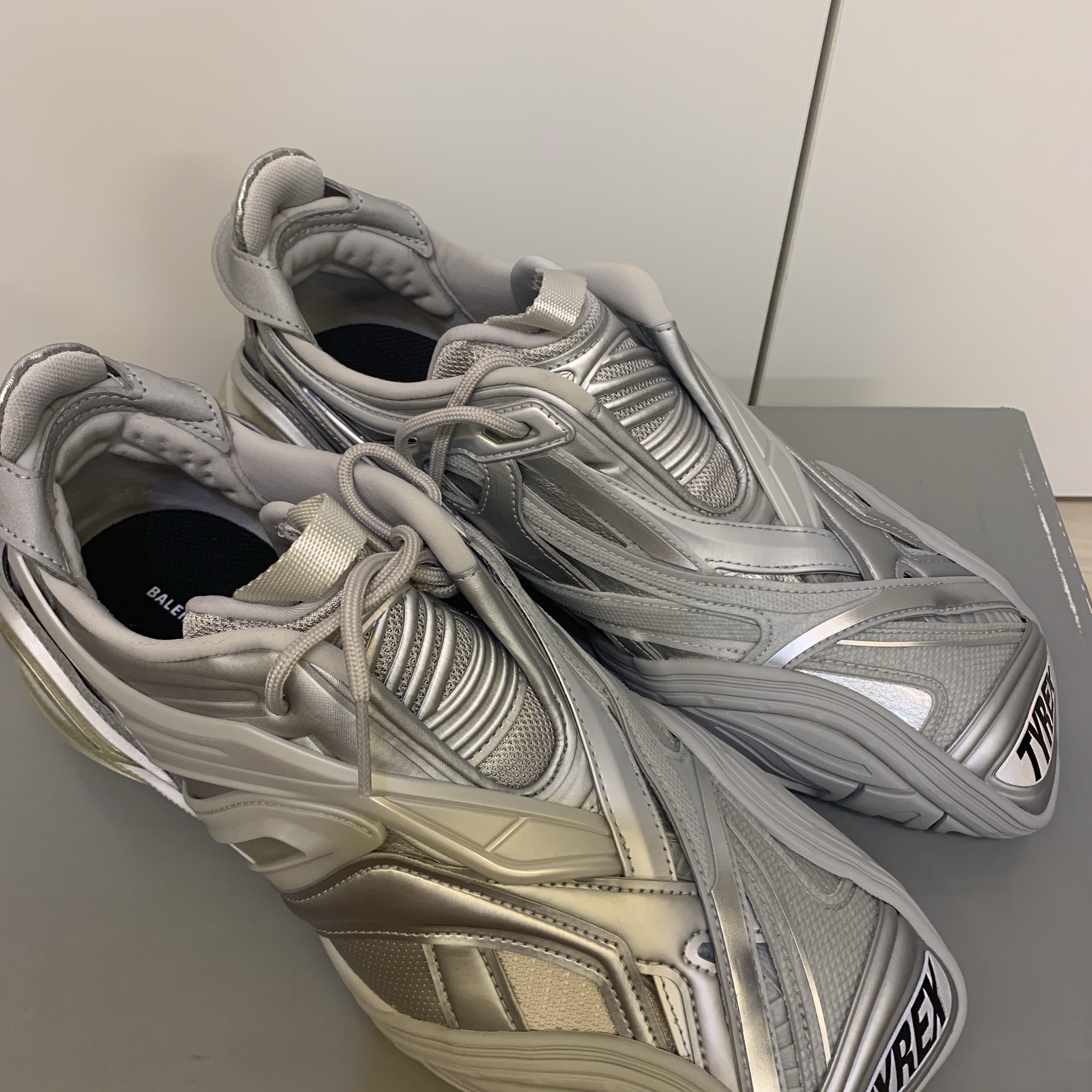 Balenciaga Tyrex Sneakers Silver 착용 스타일