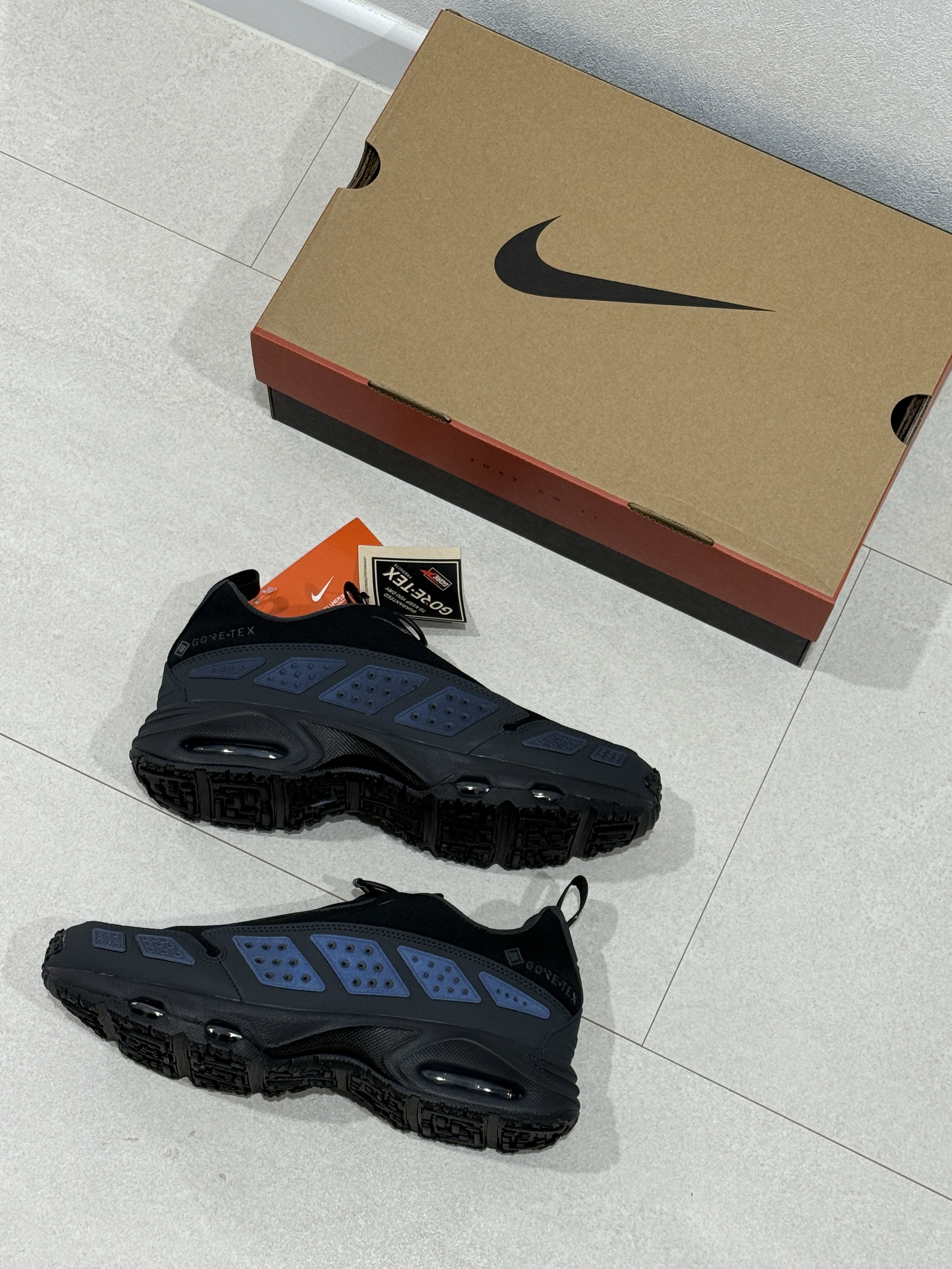 (W) Nike Air Max SNDR Gore-Tex Black and Dark Smoke Grey 착용 스타일 - 3