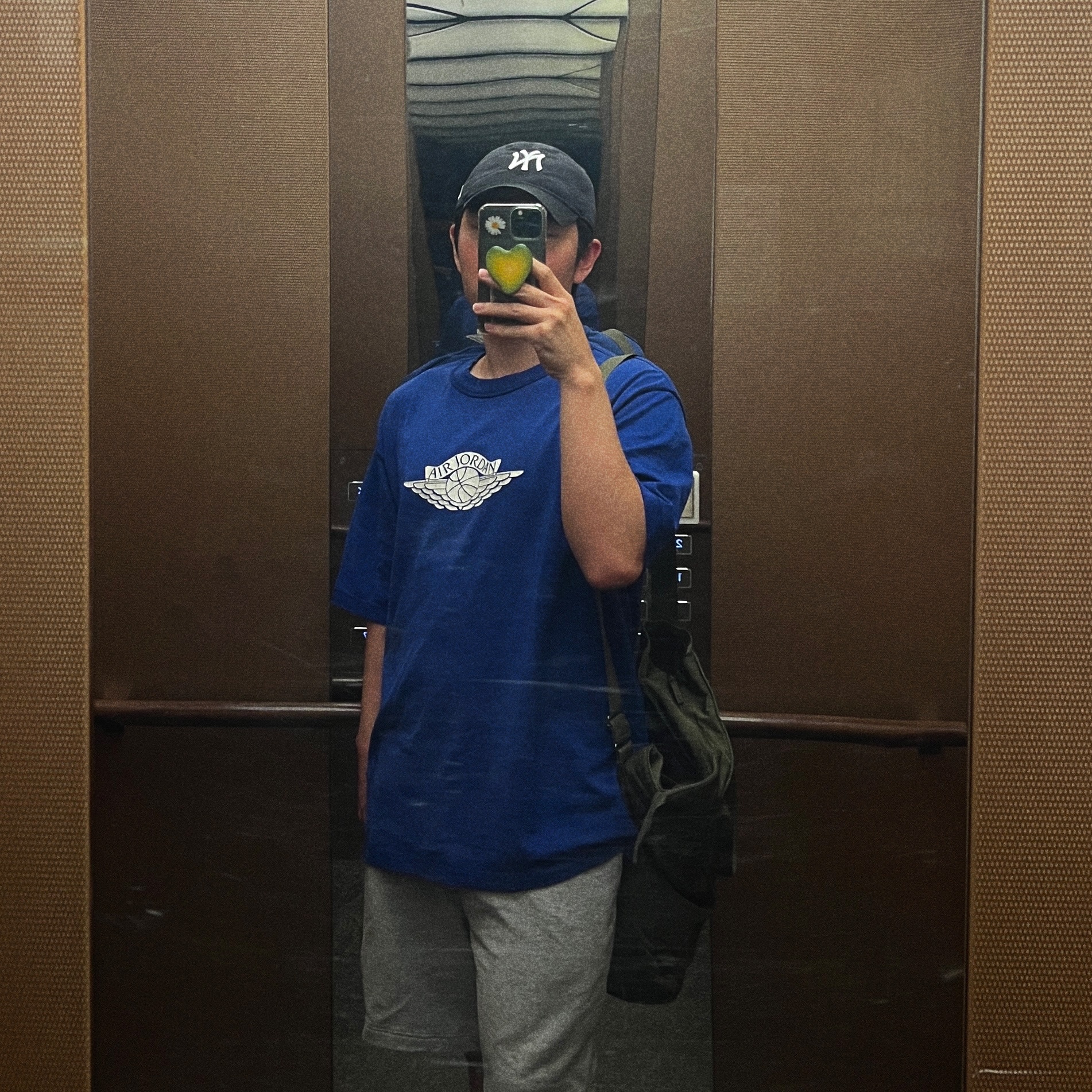 Jordan Rare Air T-Shirt Deep Royal (IB3130-485), Uniqlo Multi Pocket Shoulder Bag Olive 착용 스타일
