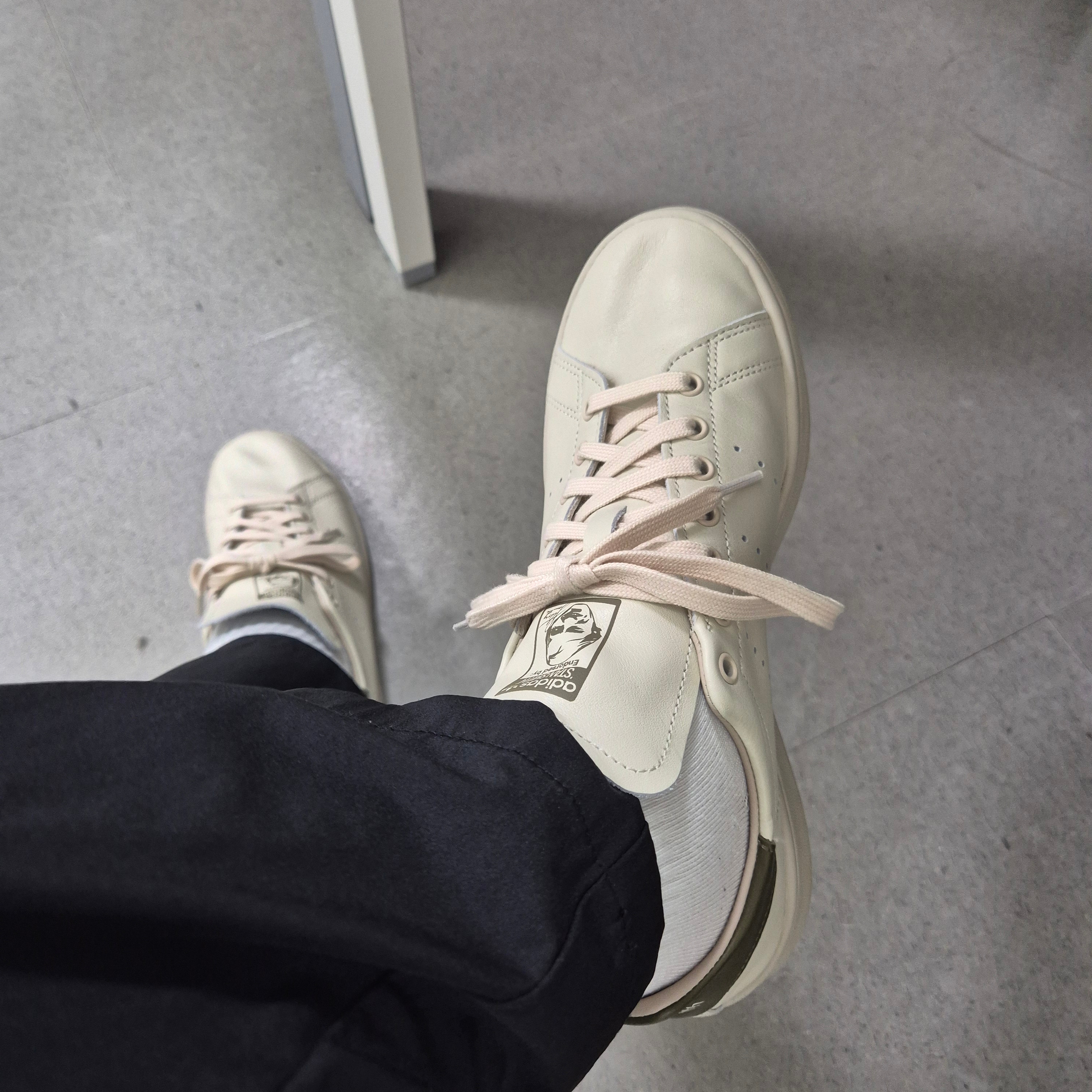Adidas Stan Smith Decon Alumina Olive Strata 착용 스타일 - 1