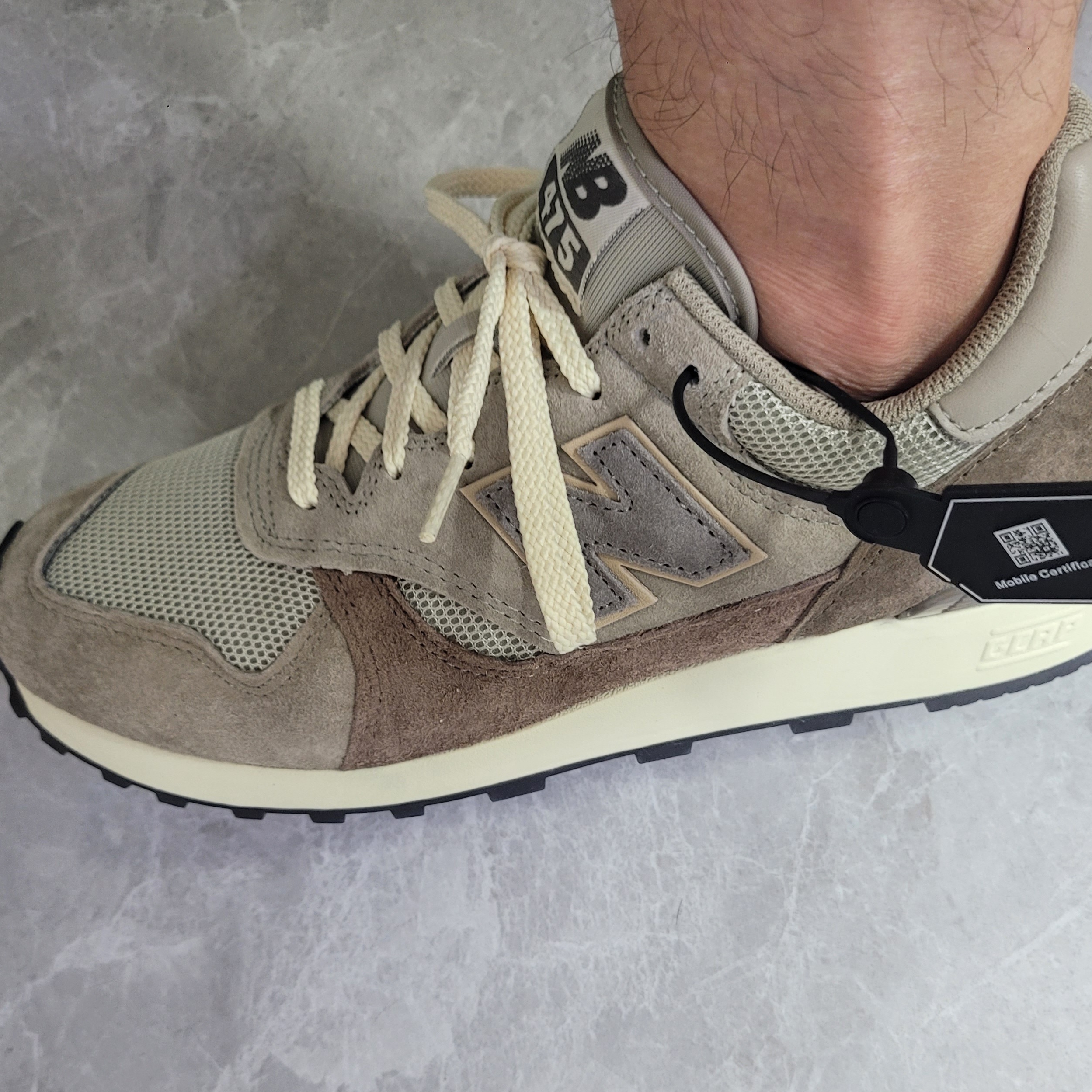 New Balance x Auralee 475 London Fog Taupe Gray, New Balance 1300 Made in USA Mirage Grey Monument 착용 스타일 - 5