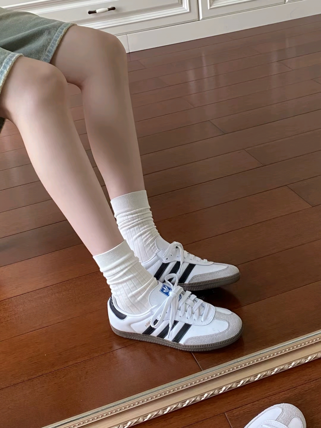 Adidas Samba OG Cloud White, Mizuno Racer Trail SE Silver Grey 착용 스타일 - 3