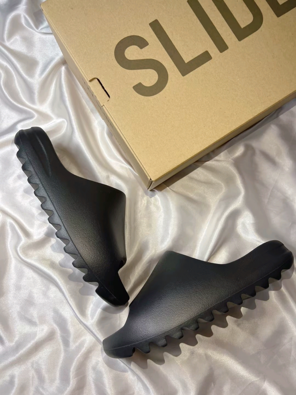 Adidas Yeezy Slide Onyx 착용 스타일