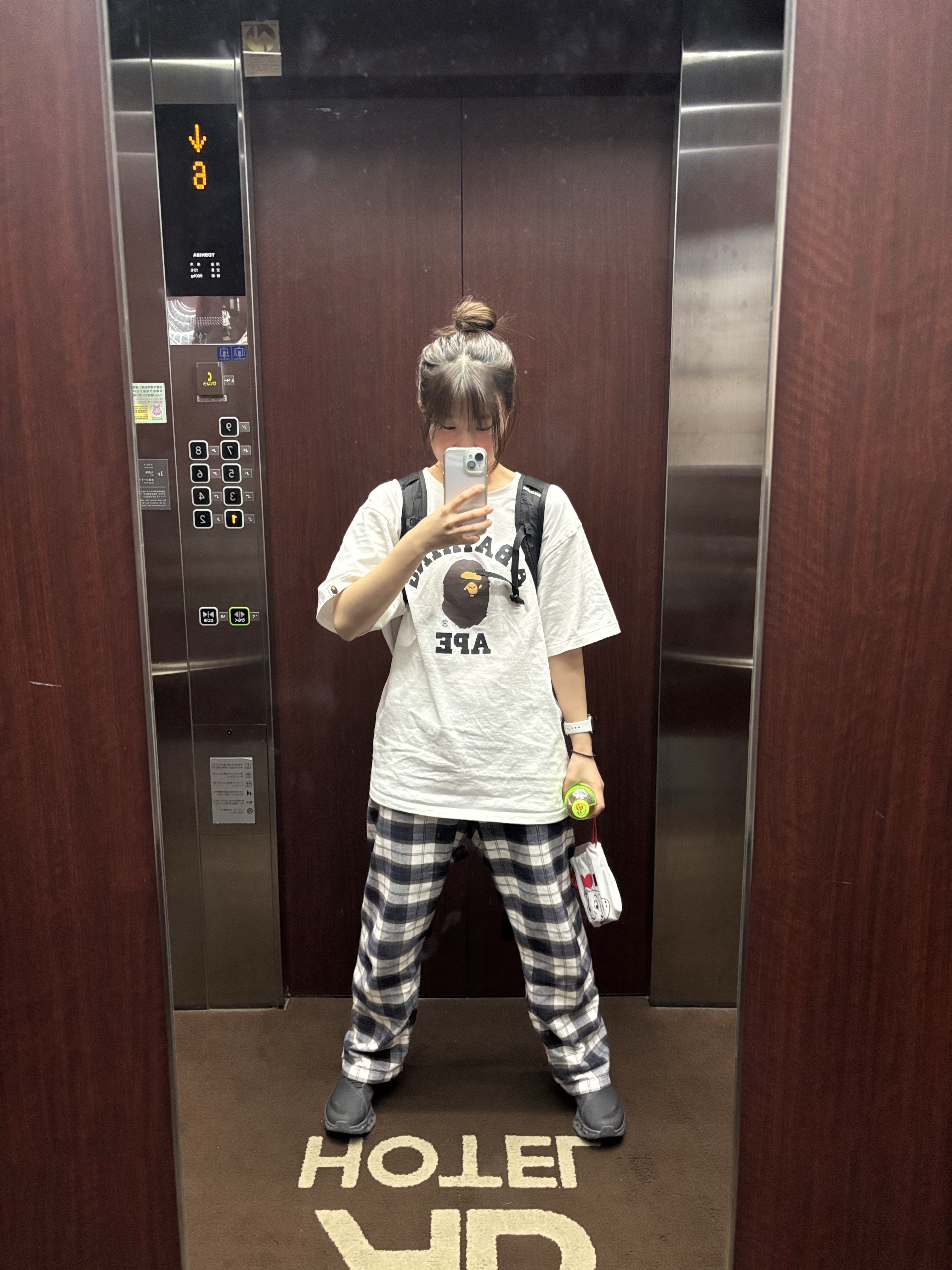 (W) On Running x Post Archive Faction (Paf) Cloudmonster 2 Black Magnet, BAPE College T-Shirt White 착용 스타일