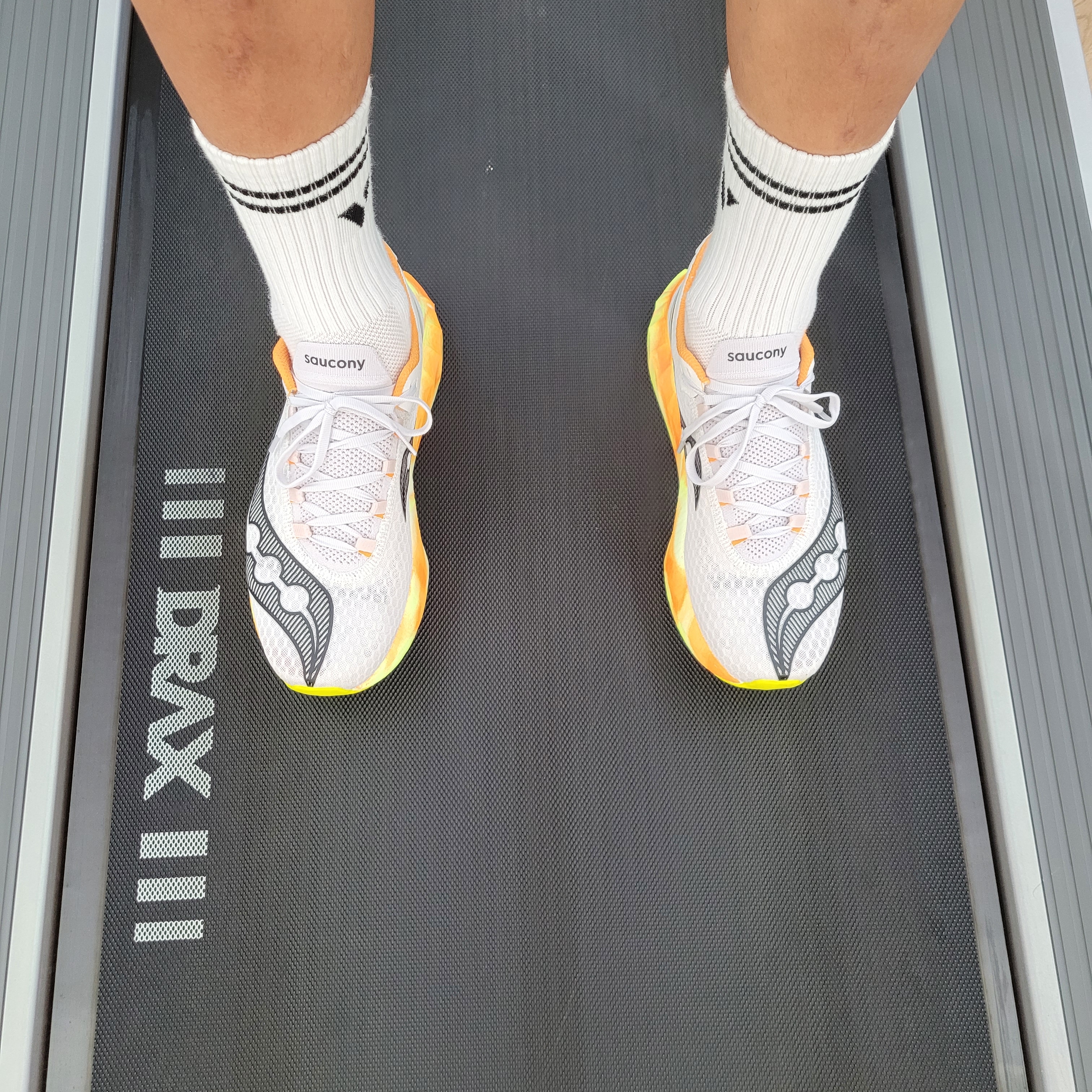 Saucony Endorphin Pro 4 Fog Peel 착용 스타일