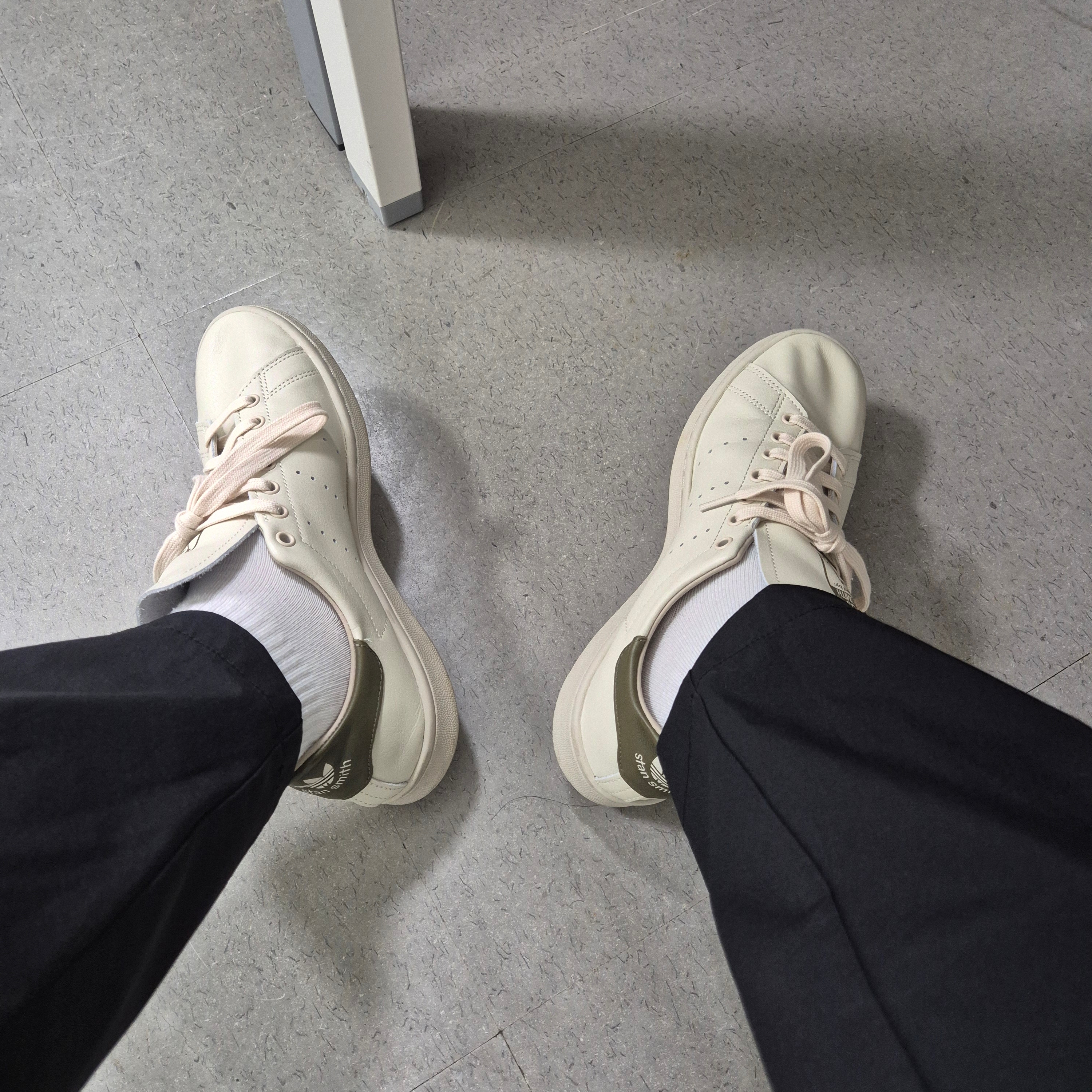 Adidas Stan Smith Decon Alumina Olive Strata 착용 스타일 - 2