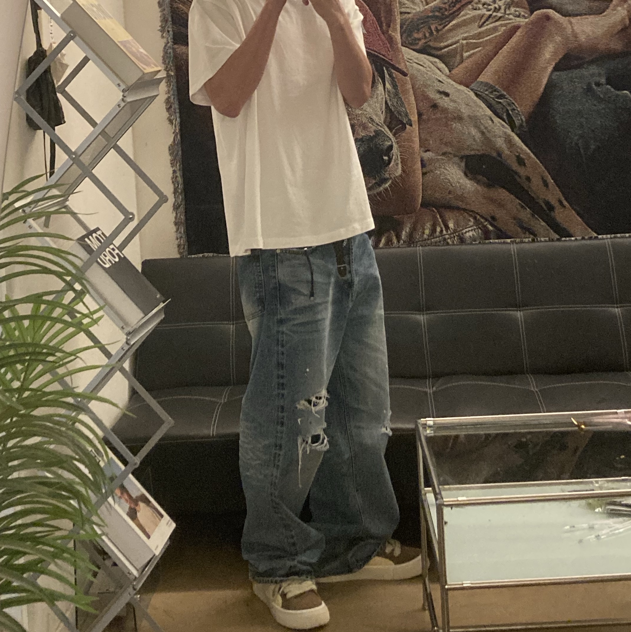 Farfromwhat Far Vintage Washed Jeans Blue, Farfromwhat Far Camo Cargo Pants Green 착용 스타일 - 1