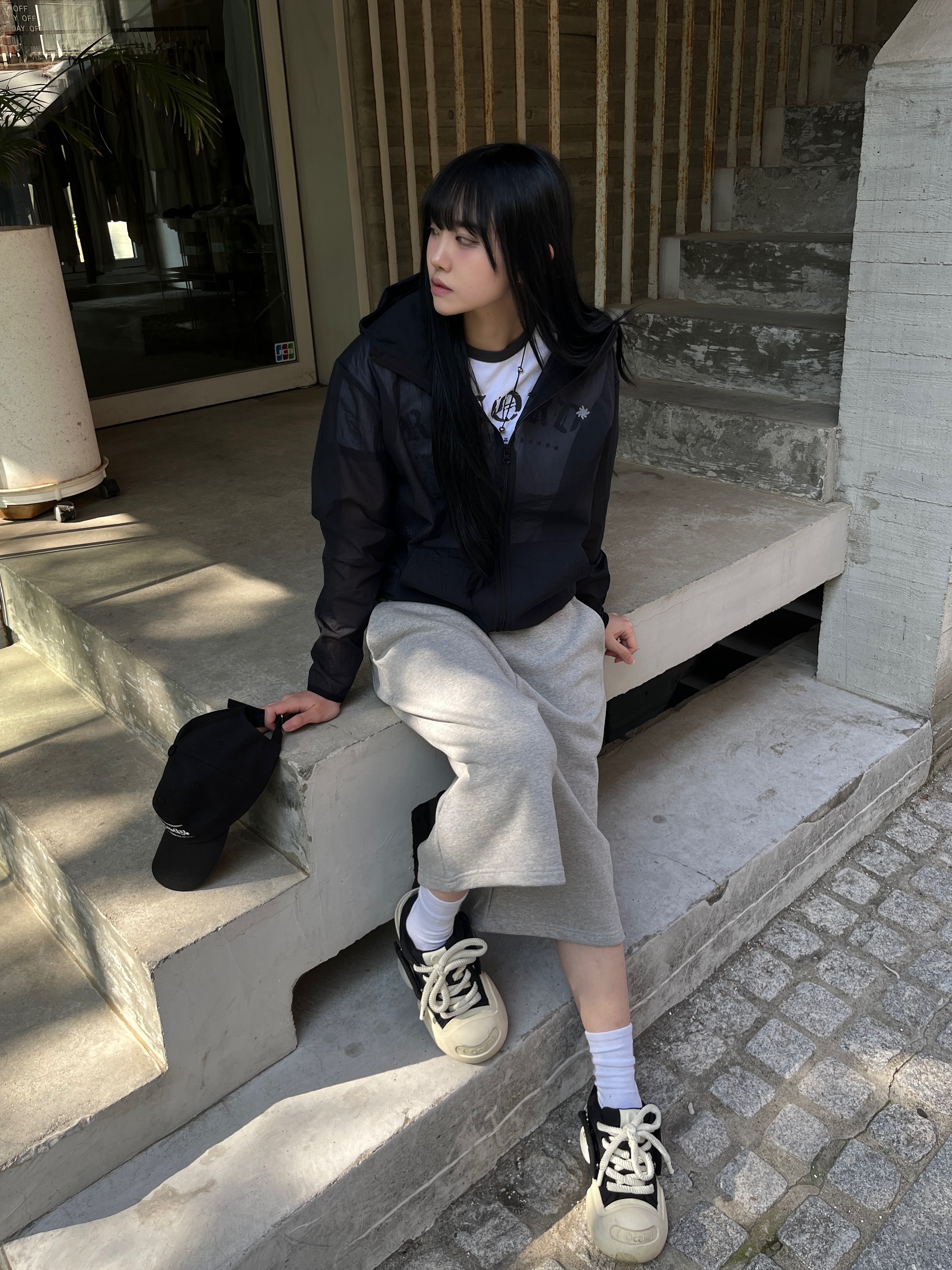 SLOW RECORD HOUSE Unisex Mesh Lightweight Jacket Black 착용 스타일 - 1