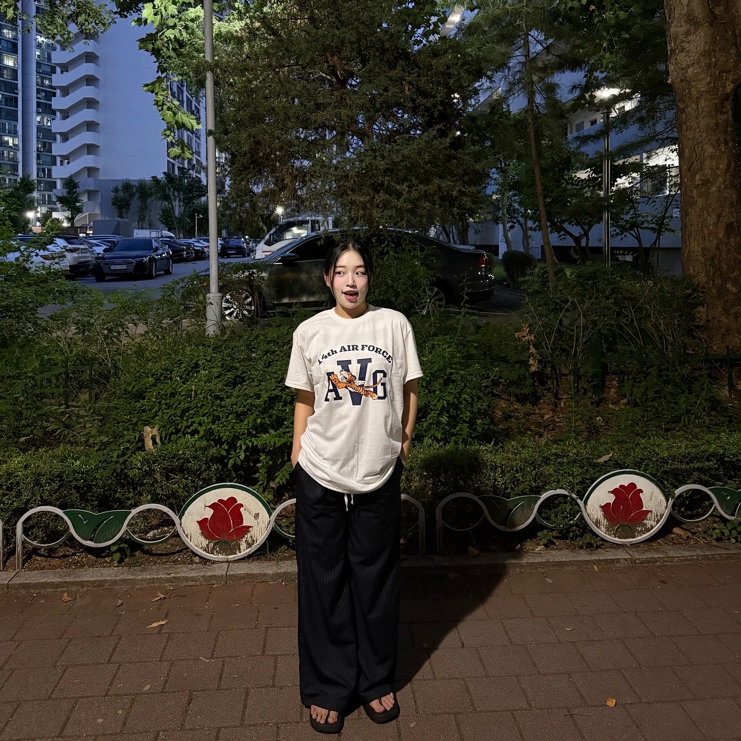 Gildan X American Collection AVG TIGER T-Shirt White, Gildan X American Collection AVG TIGER T-Shirt Black 착용 스타일 - 4