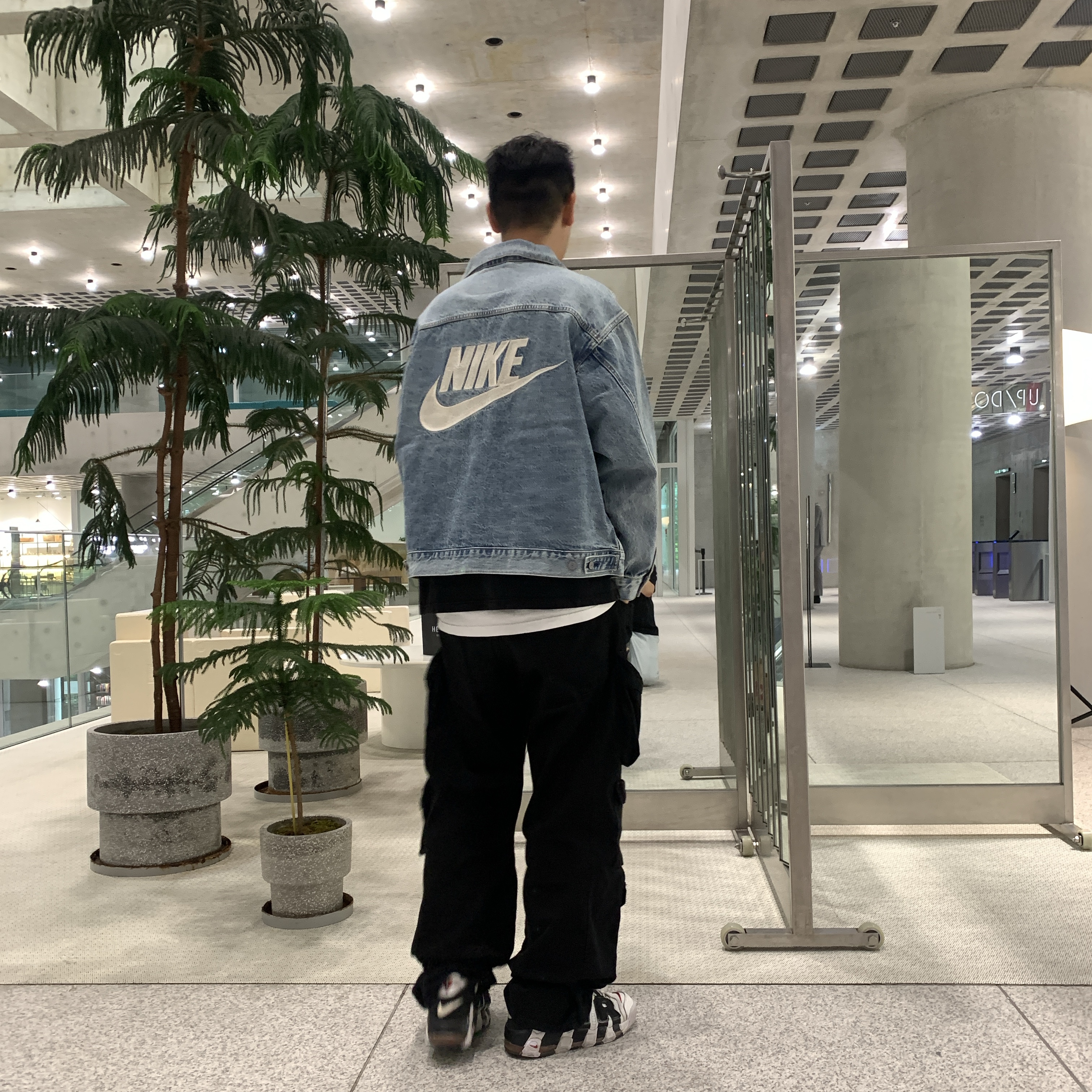 Levi's x Nike Trucker Jacket Light Blue 착용 스타일 - 6