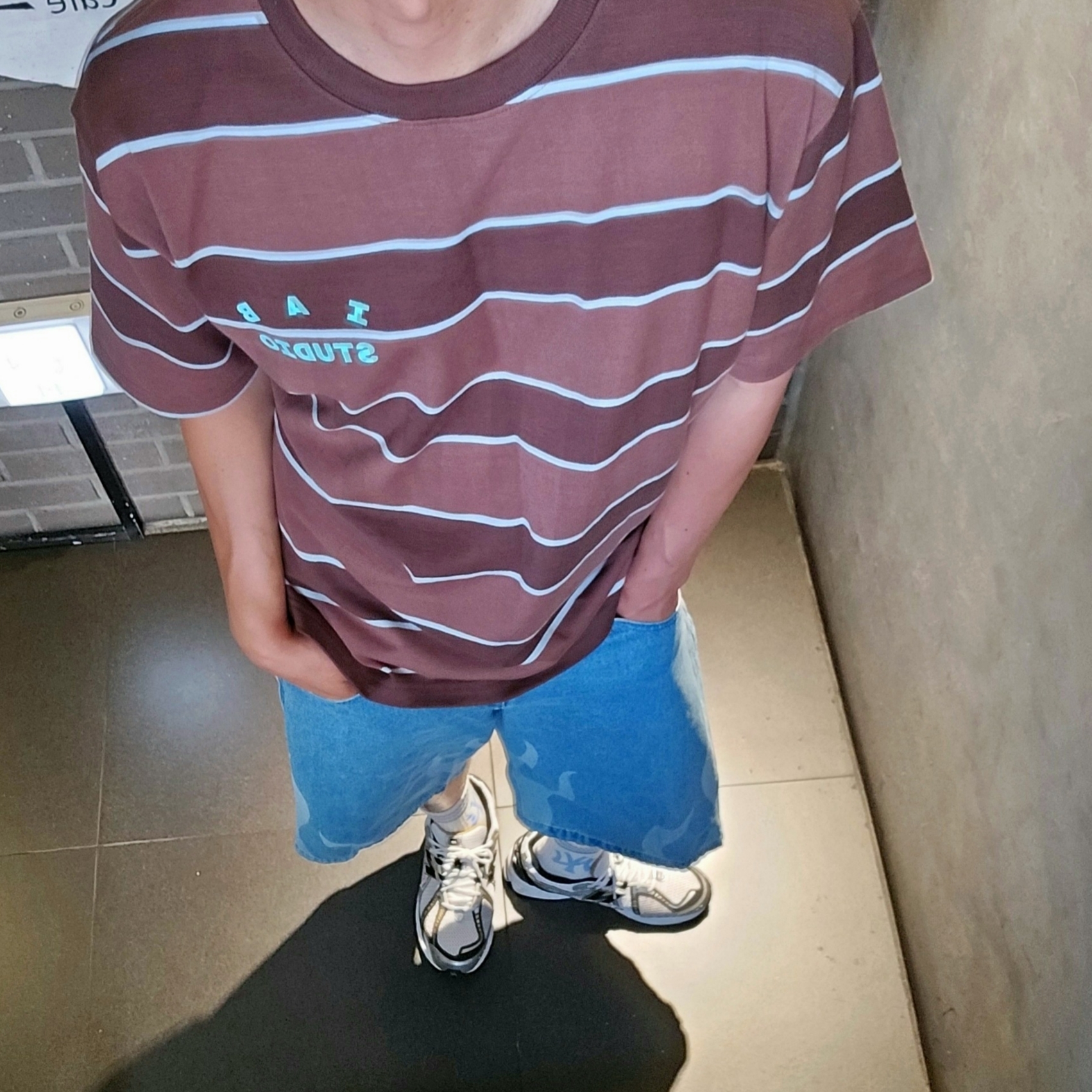 IAB Studio Striped T-Shirt Brown, Adidas Flames Denim Shorts Blue - KR Sizing 착용 스타일 - 4