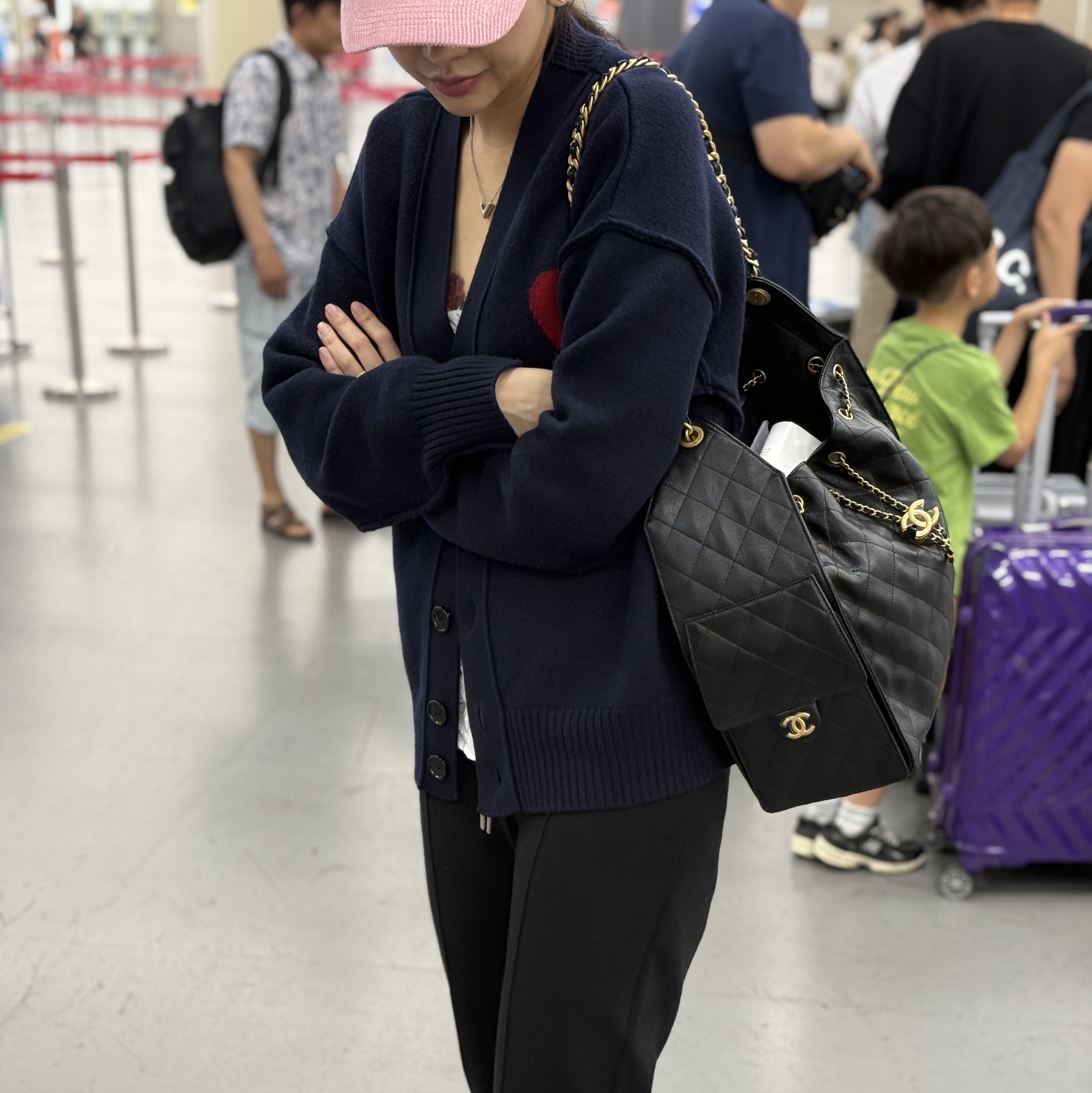 AMI de Coeur Oversize Intarsia Sweater Black Red, Chanel 25 Medium Handbag Grained Calfskin & Gold Black 착용 스타일 - 1