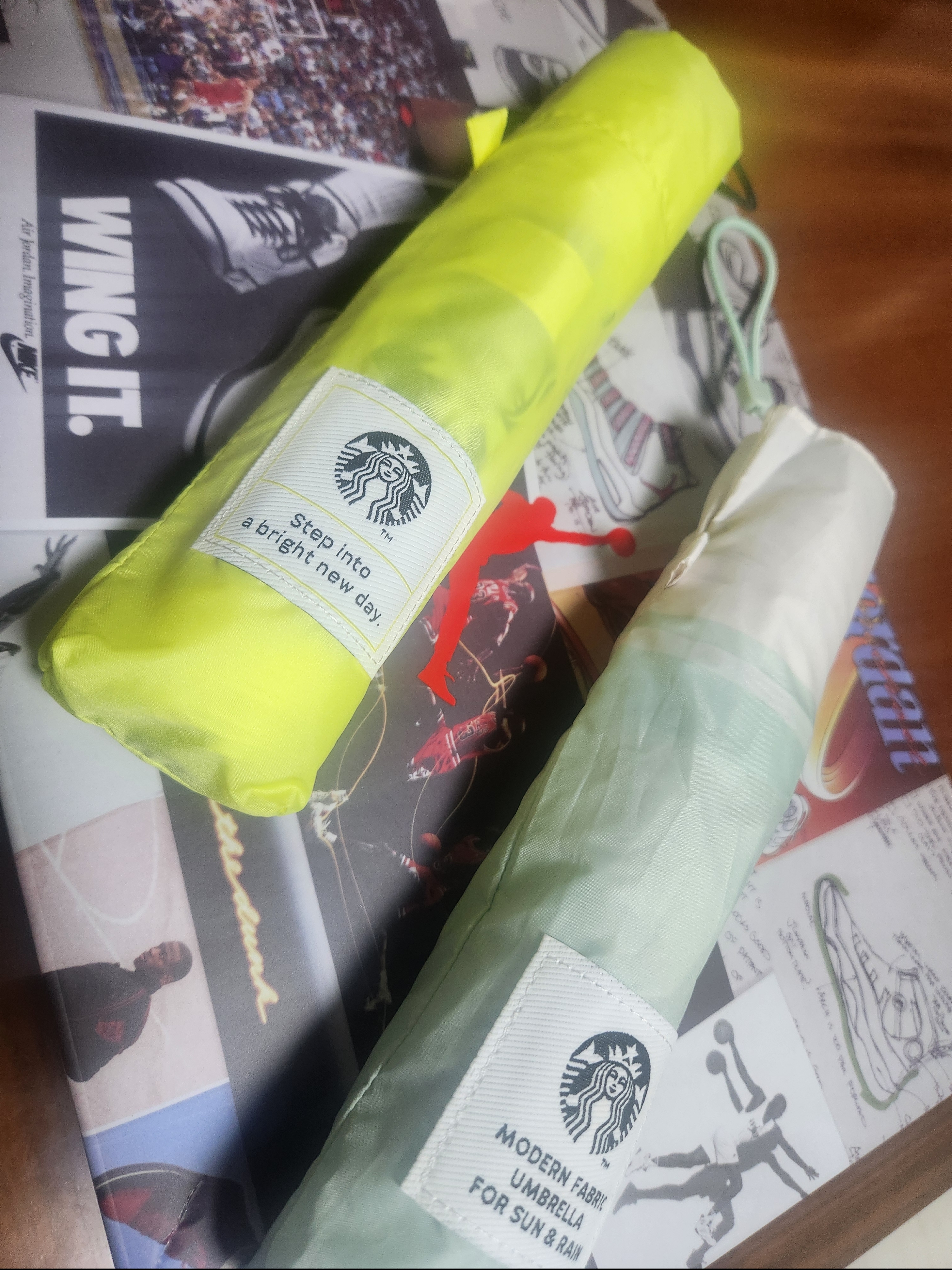 Jordan 1 x Union Retro High OG Chicago Shadow, Starbucks Daily 3 Step Umbrella Apple Mint 착용 스타일