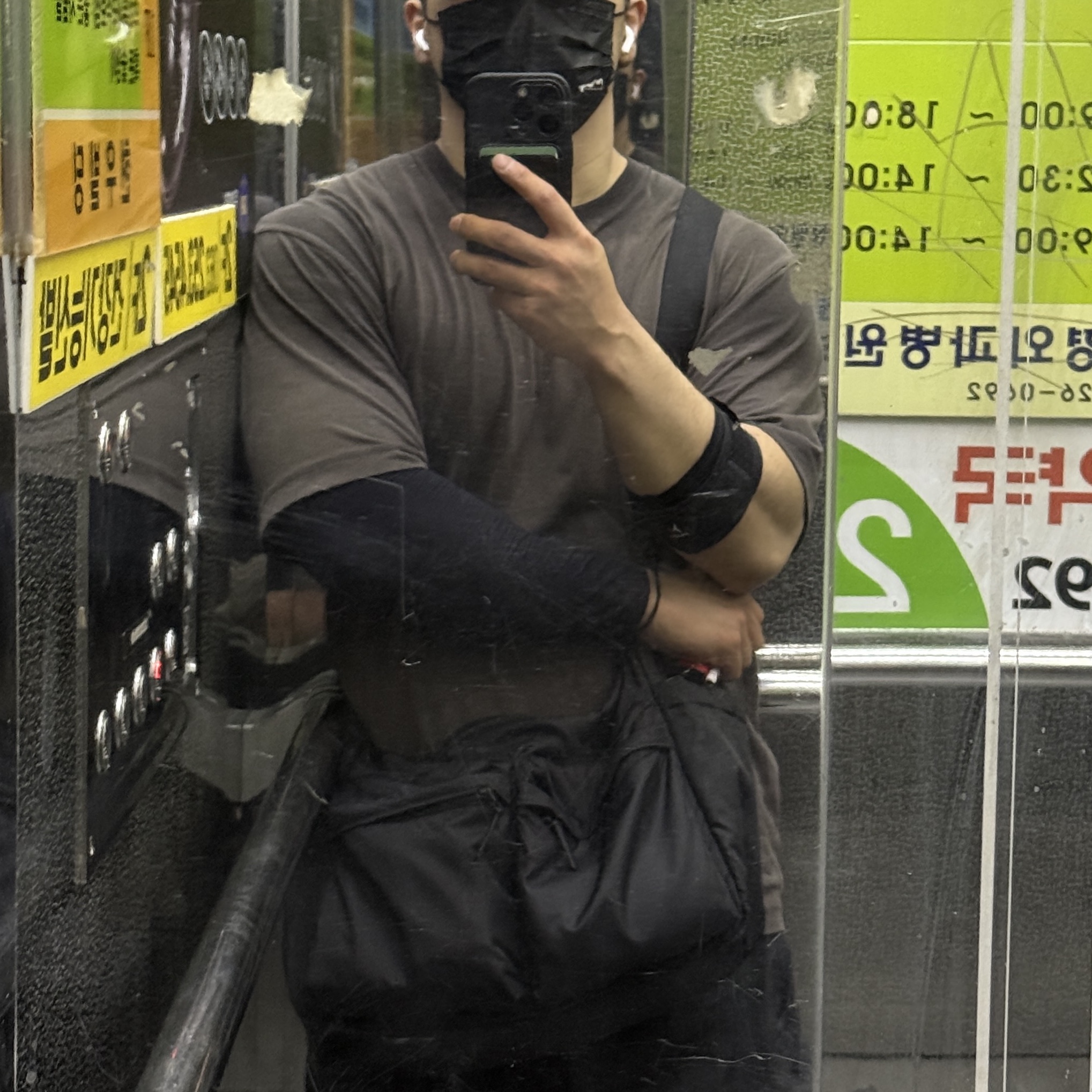 Apple Airpods Pro 2nd Gen with MagSafe Charging Case USB C (Korean Ver.), Uniqlo Multi Pocket Shoulder Bag Black 착용 스타일
