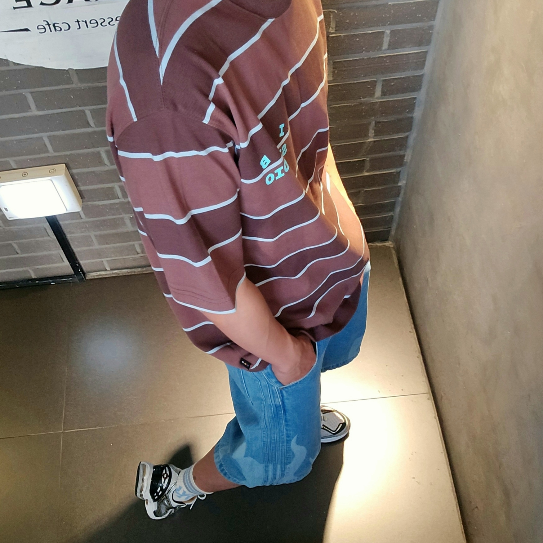 IAB Studio Striped T-Shirt Brown, Adidas Flames Denim Shorts Blue - KR Sizing 착용 스타일 - 3