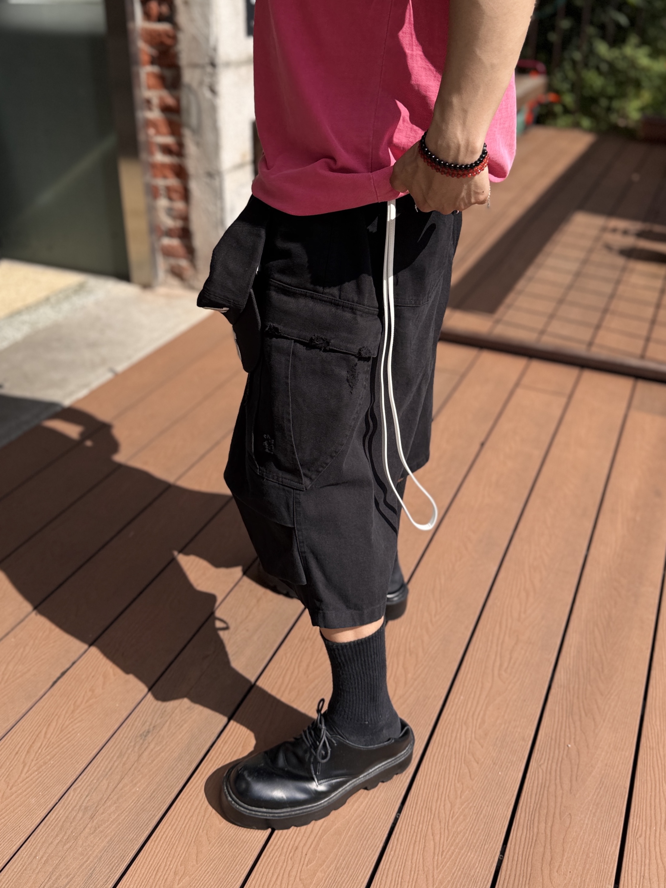 Nonnod Side Cargo Shorts Vintage Black, Balenciaga Swift Oval Sunglasses Black 착용 스타일 - 4