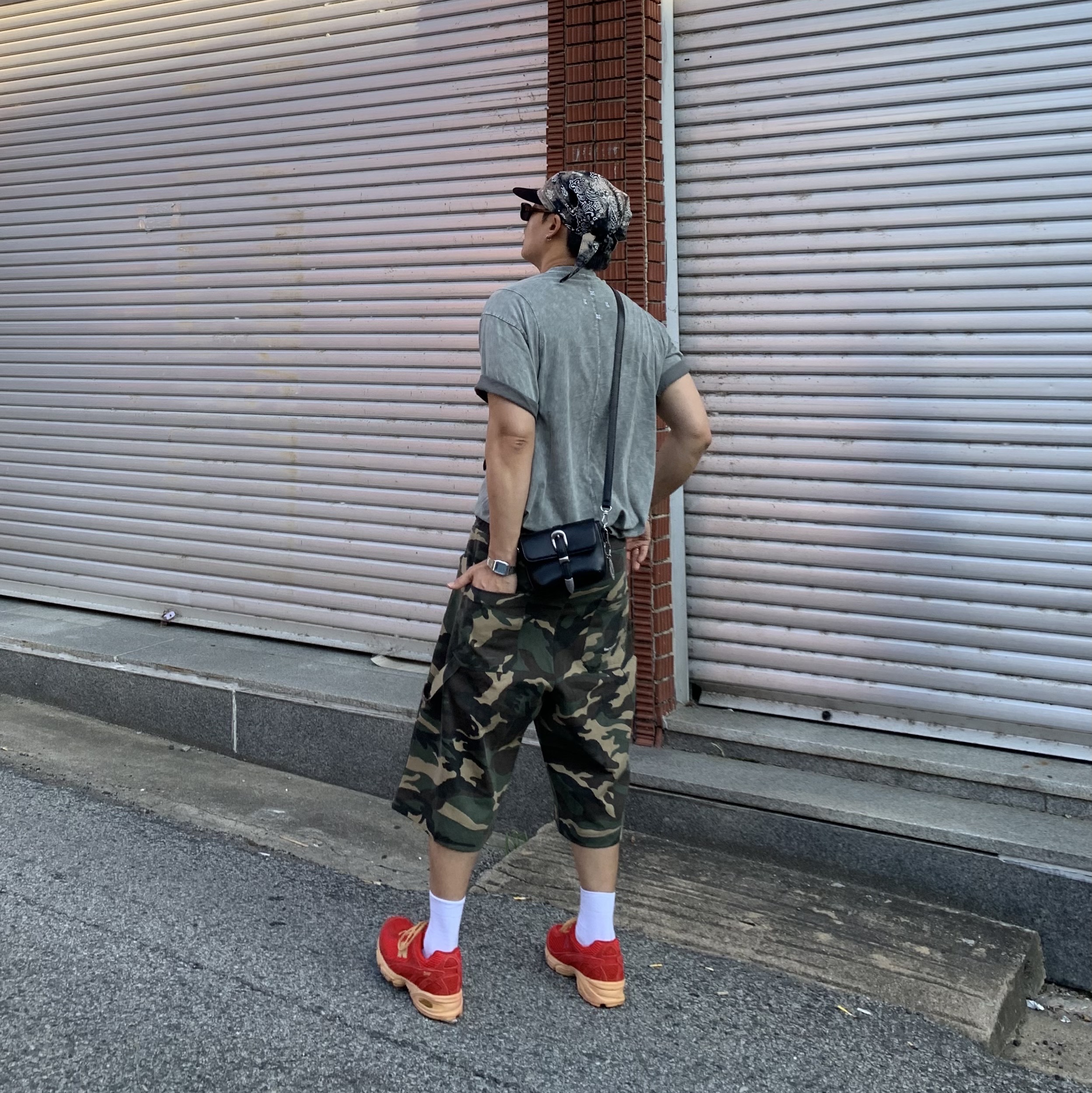 SLOW RECORD HOUSE Carpenter Bermuda Wide Camo Pants Vintage Green, New Balance 509 Deep Red 착용 스타일 - 3