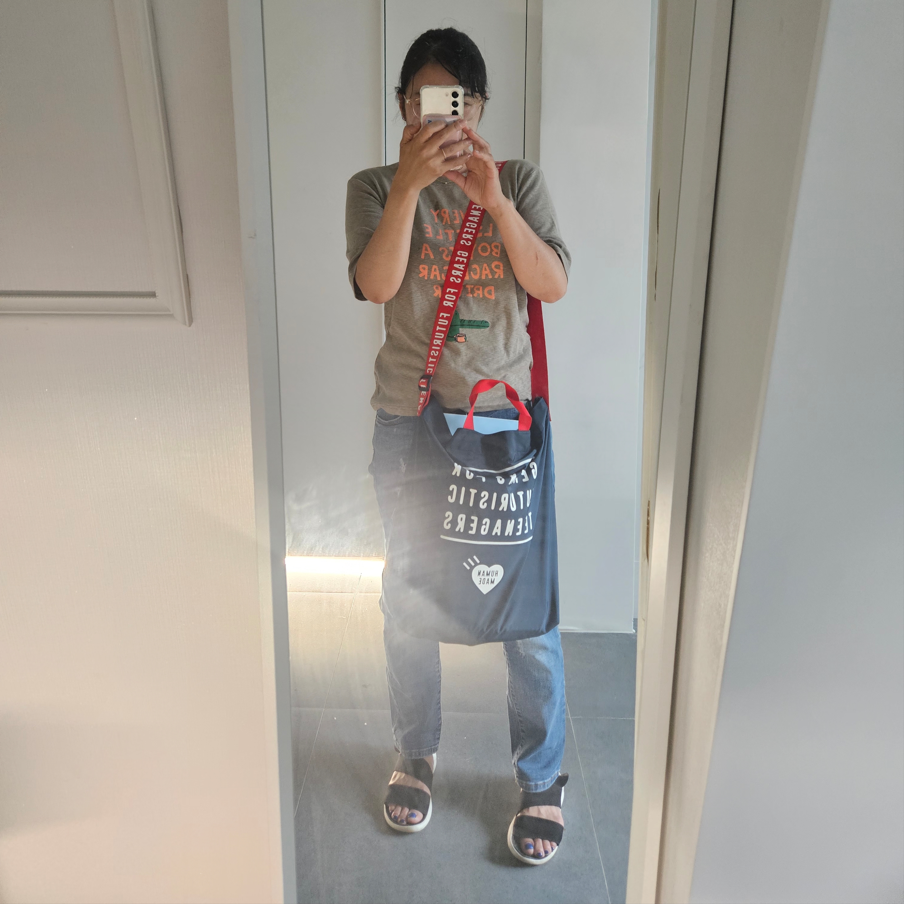 Human Made Shoulder Tote Bag Navy 착용 스타일 - 4