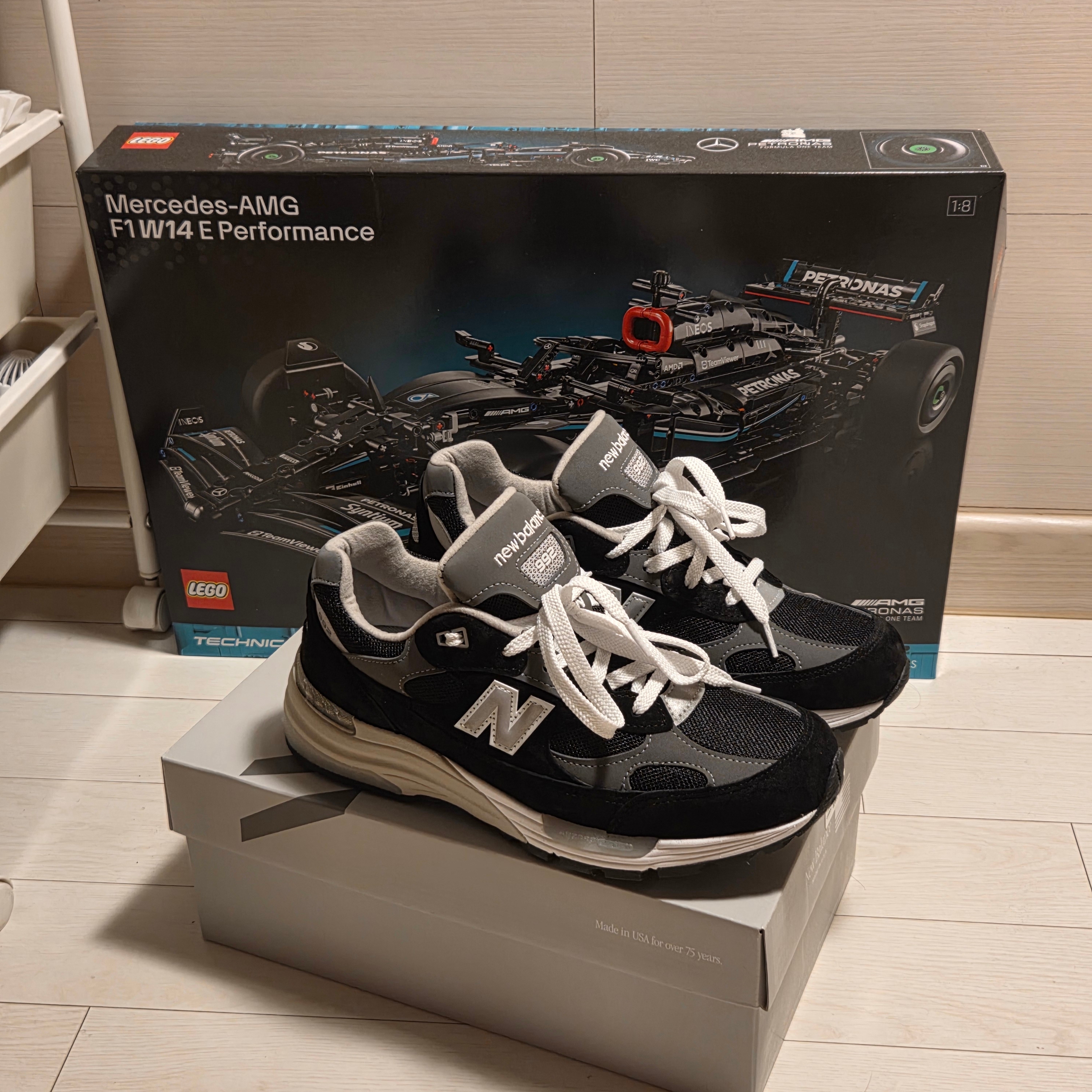 New Balance 992 Made in USA Core Black Grey, Lego Mercedes-AMG F1 W14 E Performance 착용 스타일