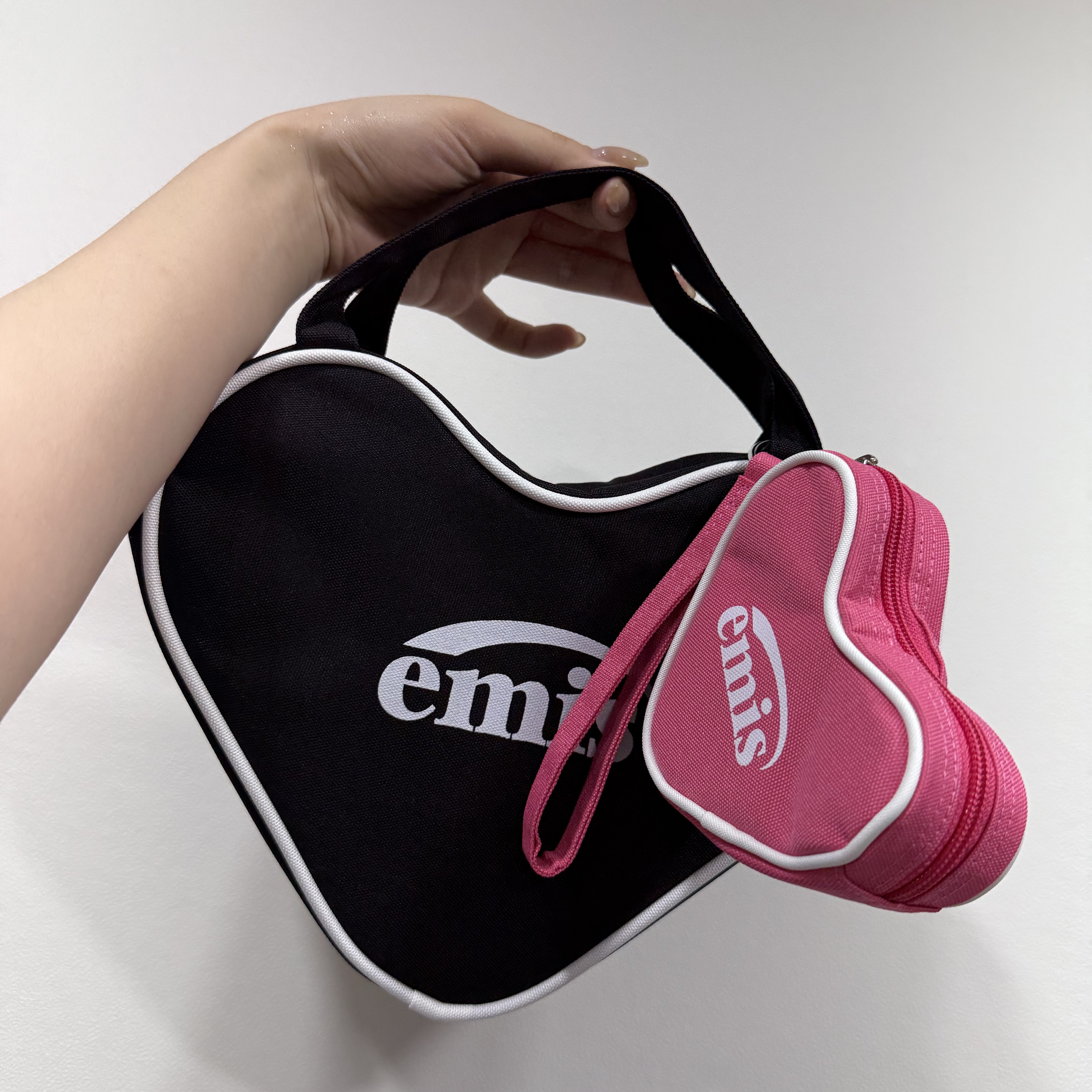 Emis Heart Tote Bag Black, Emis Heart Keyring Pouch Pink 착용 스타일