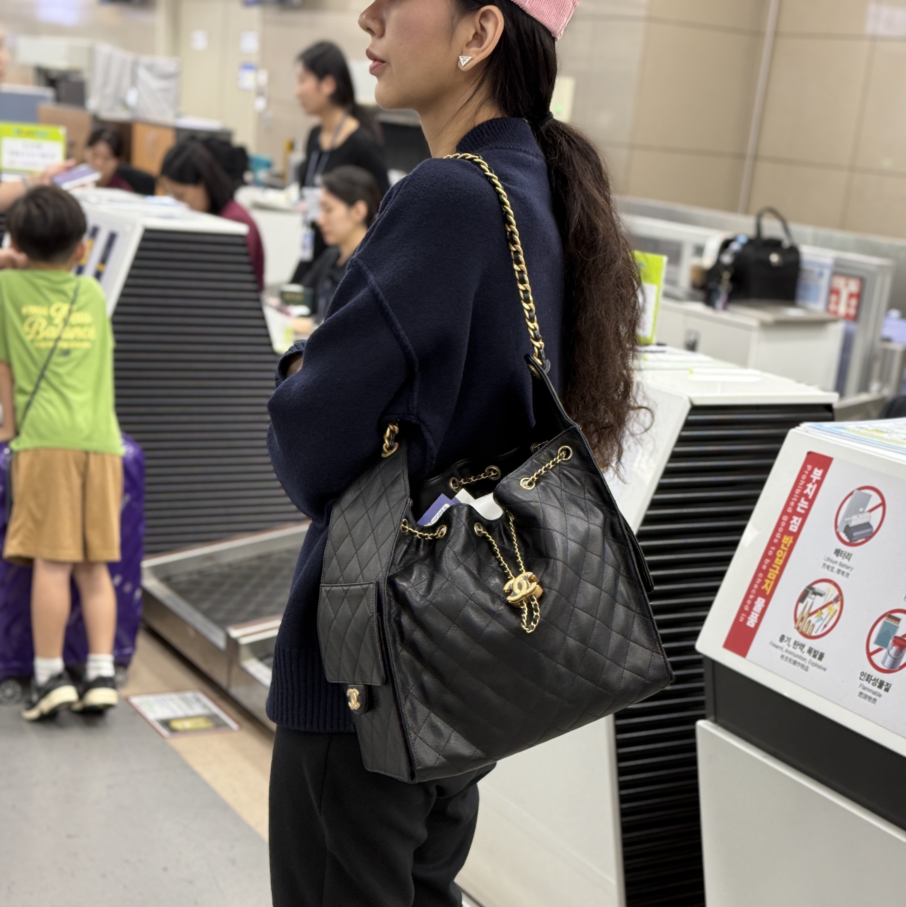 AMI de Coeur Oversize Intarsia Sweater Black Red, Chanel 25 Medium Handbag Grained Calfskin & Gold Black 착용 스타일 - 2