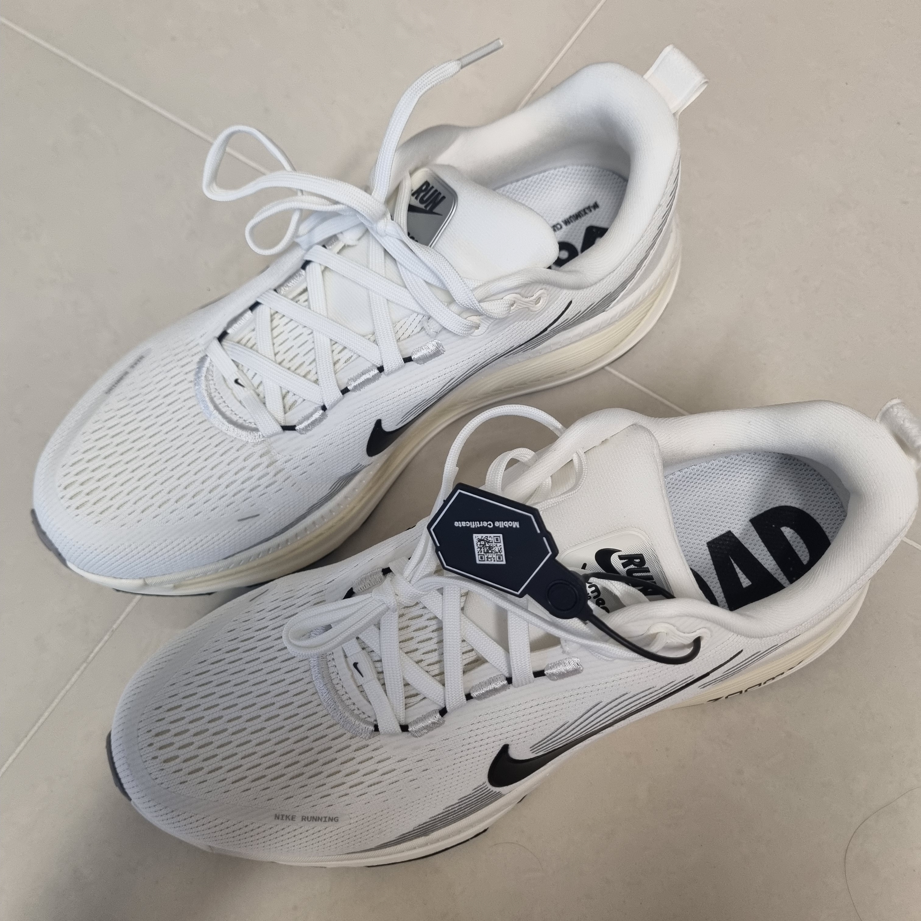 Nike Vomero 18 Summit White Coconut Milk 착용 스타일