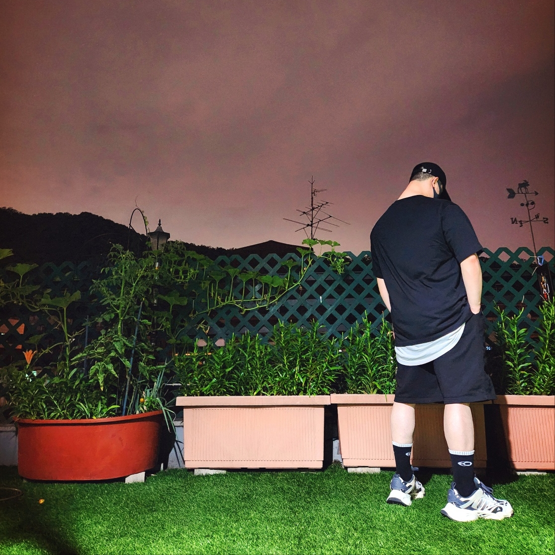 BAPE Photo Print Ape Head Relaxed Fit T-Shirt Black, Adidas XLG Runner Deluxe Beige Black 착용 스타일 - 3