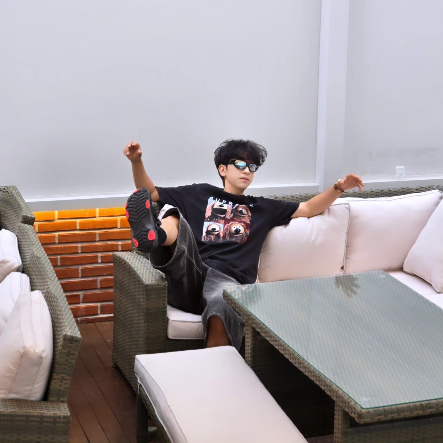 Supreme Rowlf T-Shirt Black - 24SS, Crocs x Staple Classic All Terrain Clog Black 착용 스타일 - 2