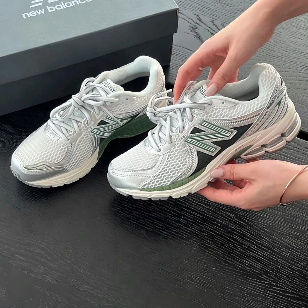 New Balance 860v2 Mallard Green Silver 착용 스타일