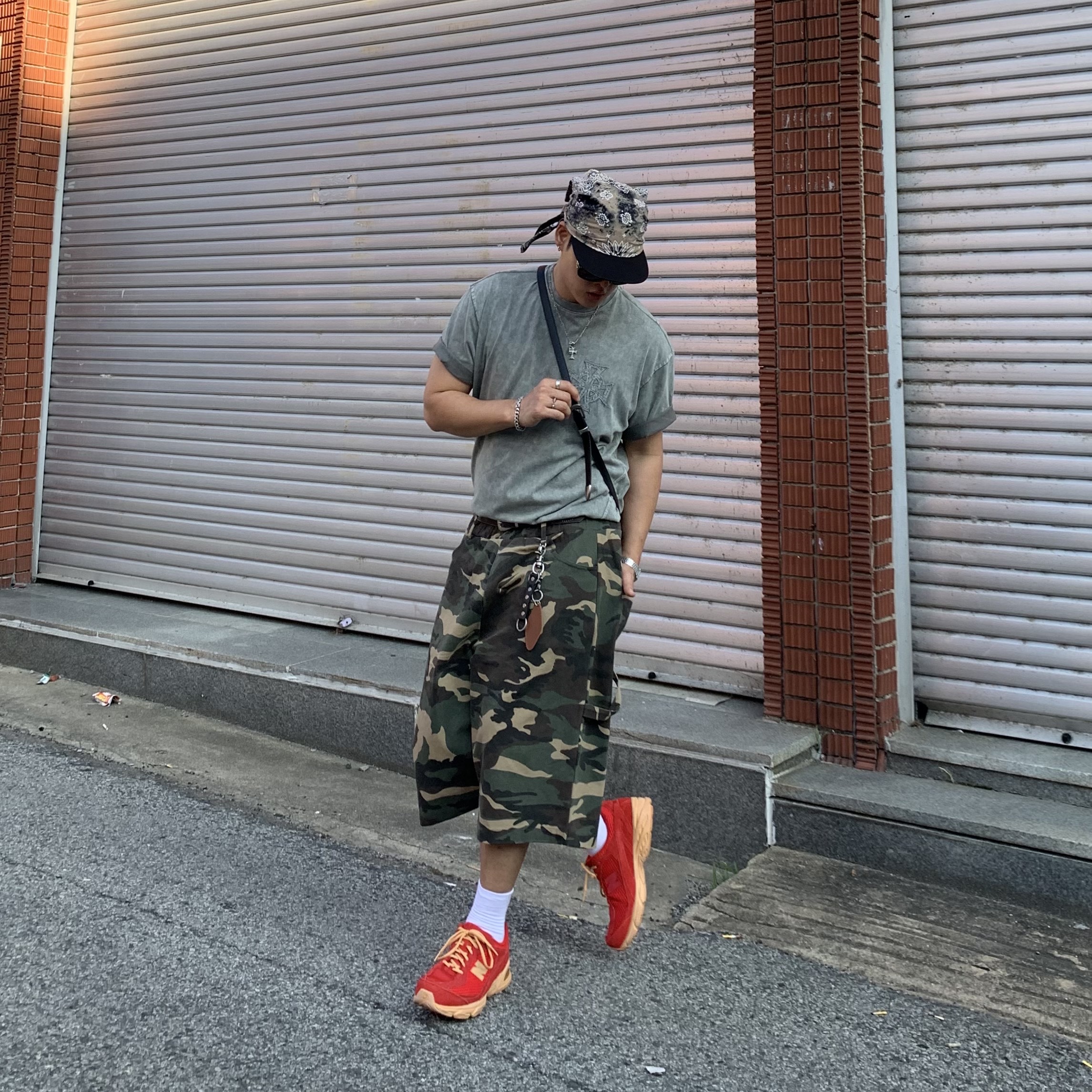 SLOW RECORD HOUSE Carpenter Bermuda Wide Camo Pants Vintage Green, New Balance 509 Deep Red 착용 스타일 - 4