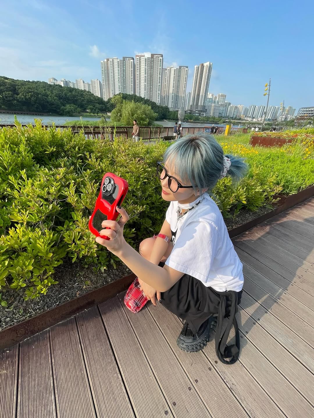 Gragg Layered Ribbon Case - Red 착용 스타일