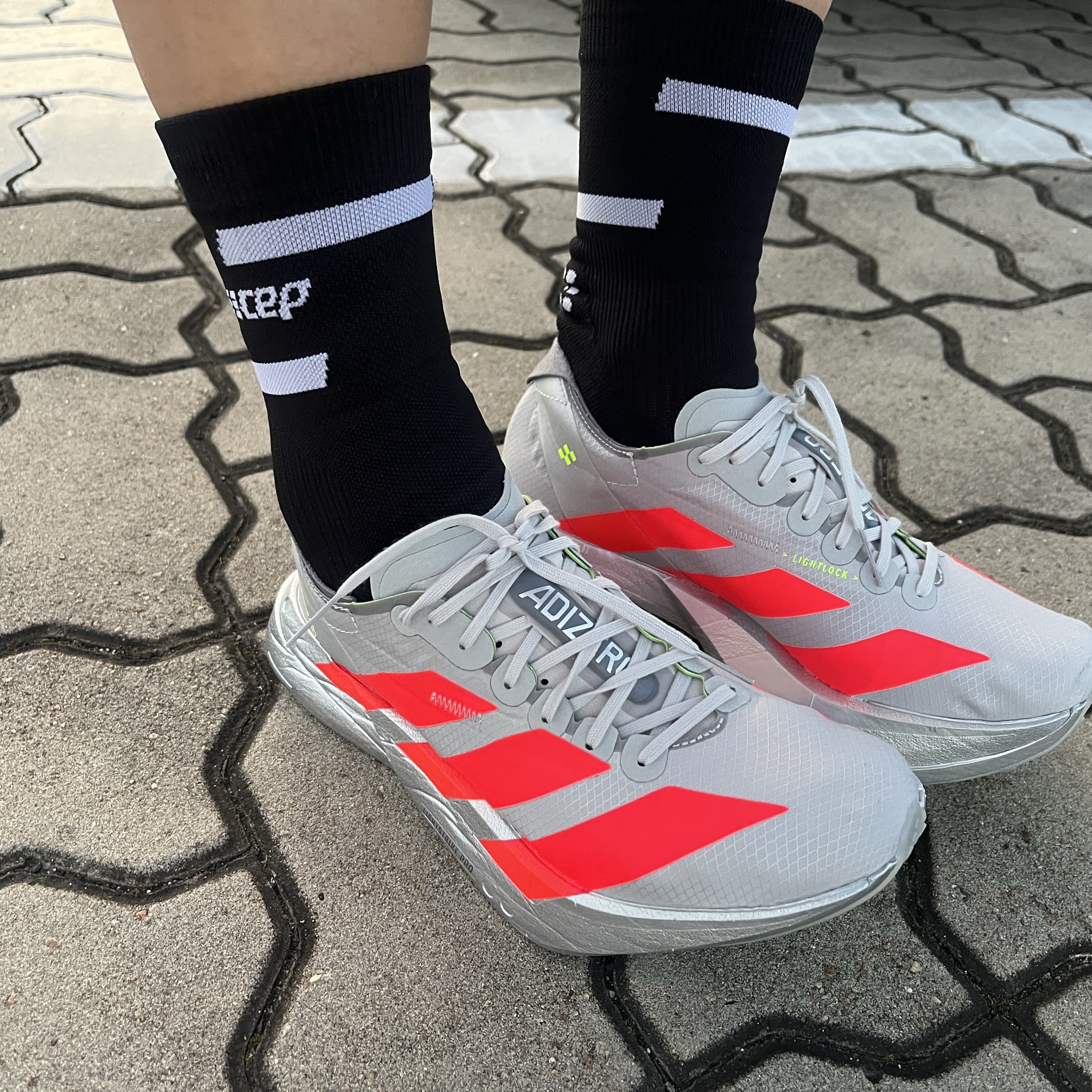 Adidas Adizero Adios Pro 4 Silver Metallic Lucid Red, Adidas Adizero Adios Pro 4 Off White Better Scarlet 착용 스타일 - 1