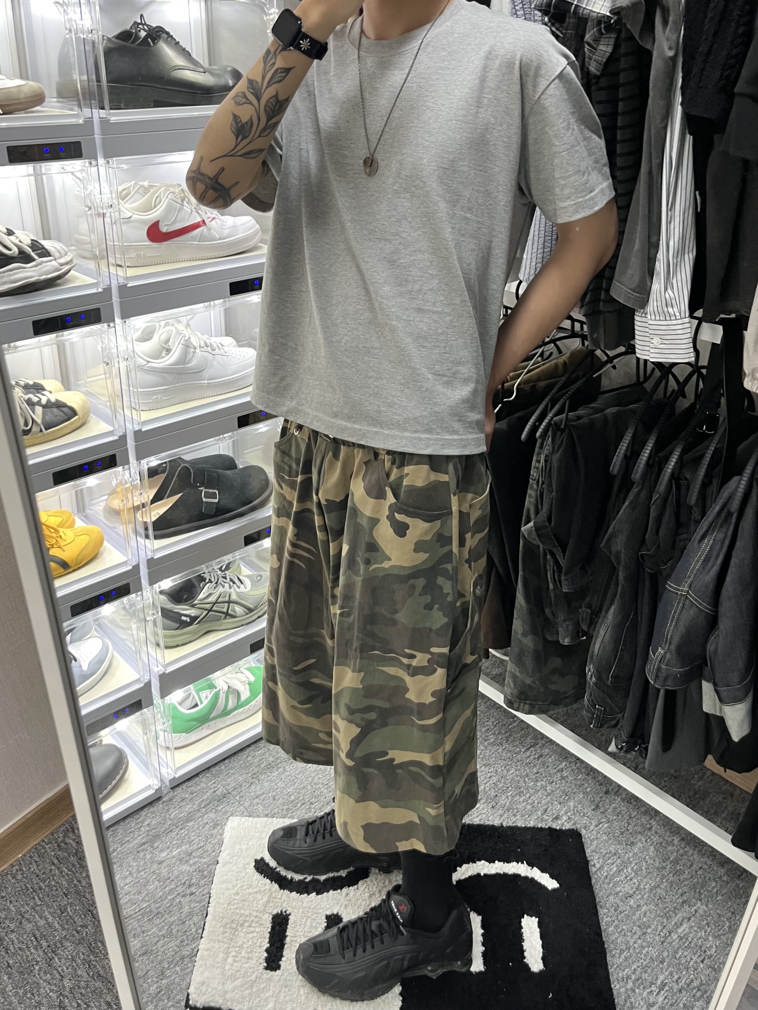 (W) Nike Shox R4 Black, SLOW RECORD HOUSE Carpenter Bermuda Wide Camo Pants Vintage Green 착용 스타일 - 1