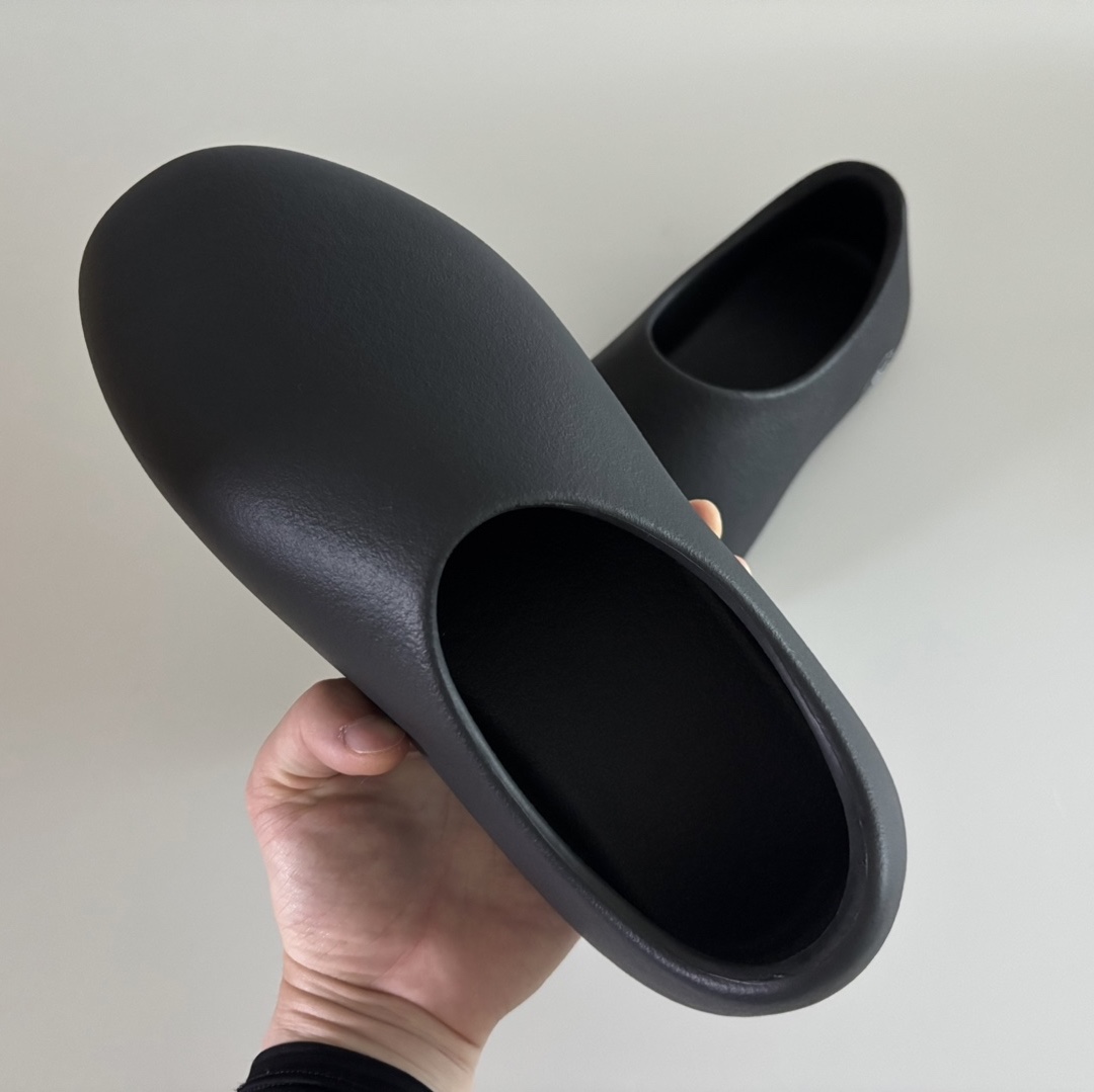 Yeezy SL-01 Black 착용 스타일