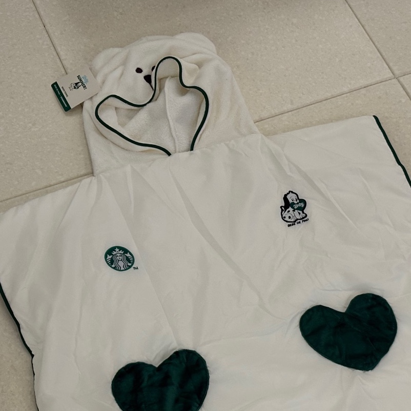 Starbucks x Bebe De Pino Beach Towel Poncho 착용 스타일