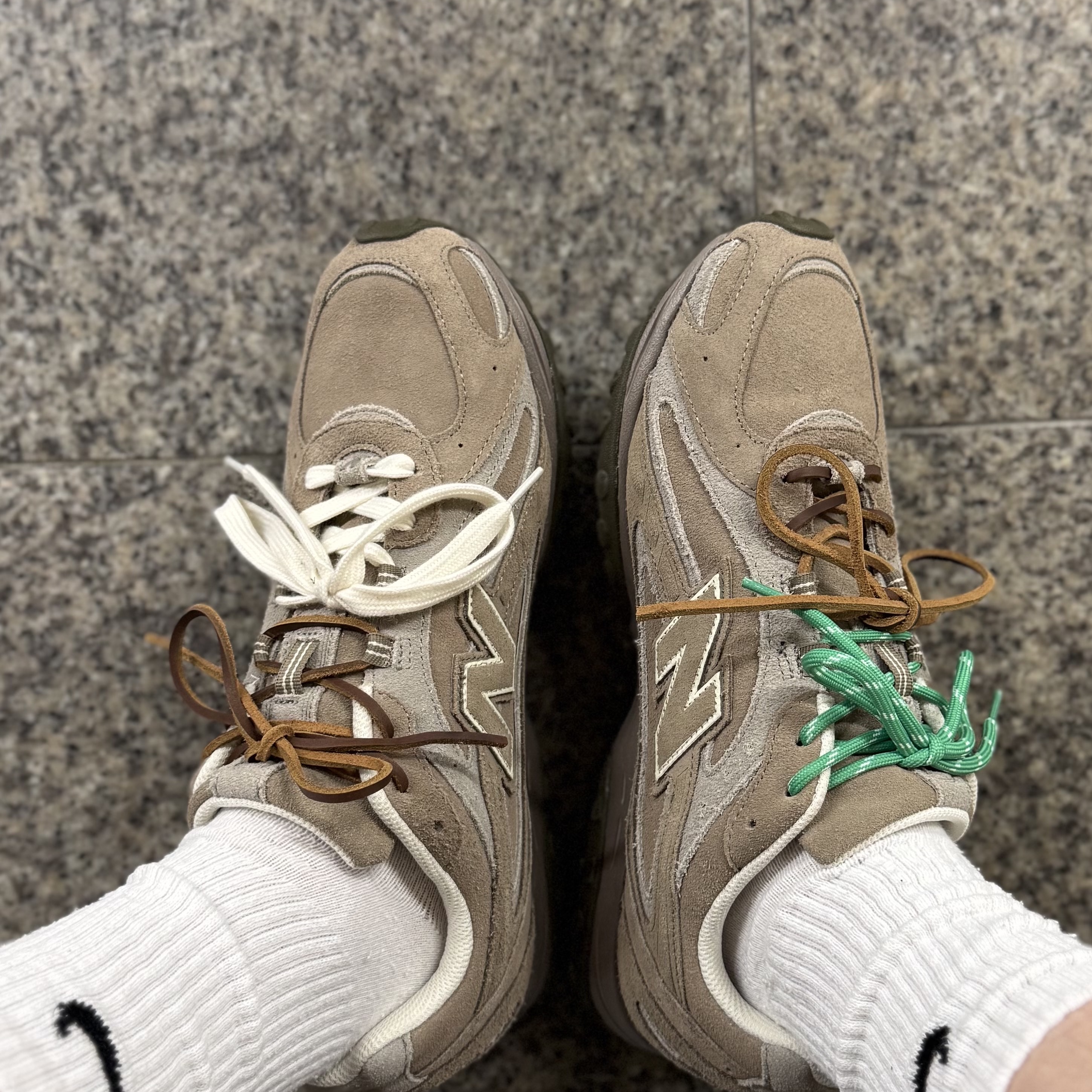 New Balance 204L Suede Mushroom Arid Stone, Ader Error Henrik Jeans Blue 착용 스타일 - 1