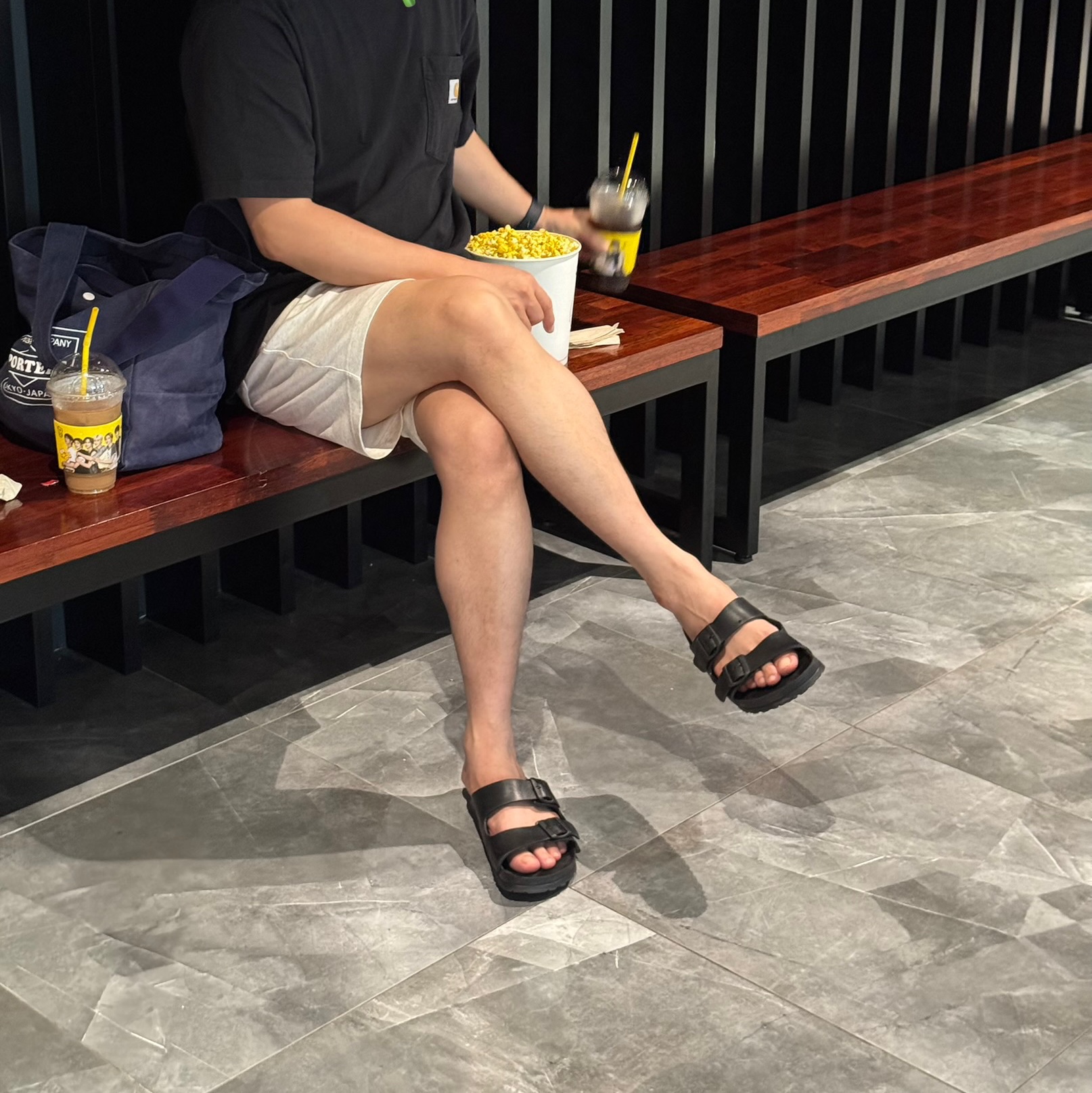 Carhartt Loose Fit Heavyweight Regular Short Sleeve Pocket T-Shirt Black, Birkenstock Arizona Essentials Eva Black - Regular 착용 스타일