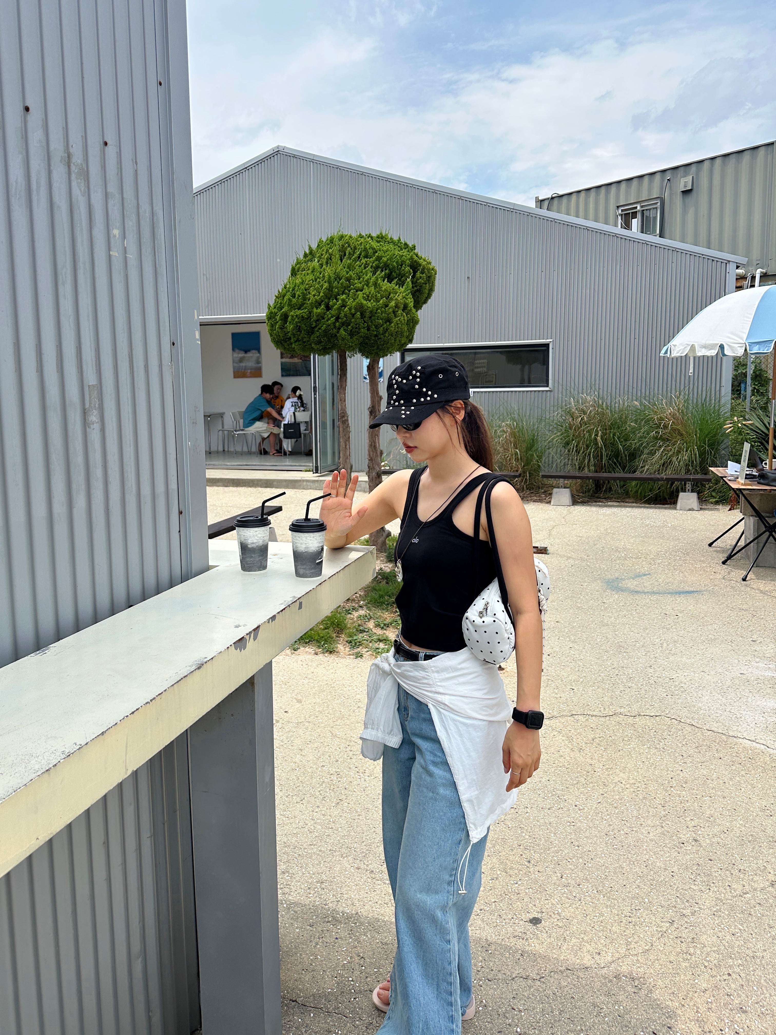 (W) Haag Work Jeans Blue, (W) Alo Yoga Aspire Tank Black White 착용 스타일 - 3